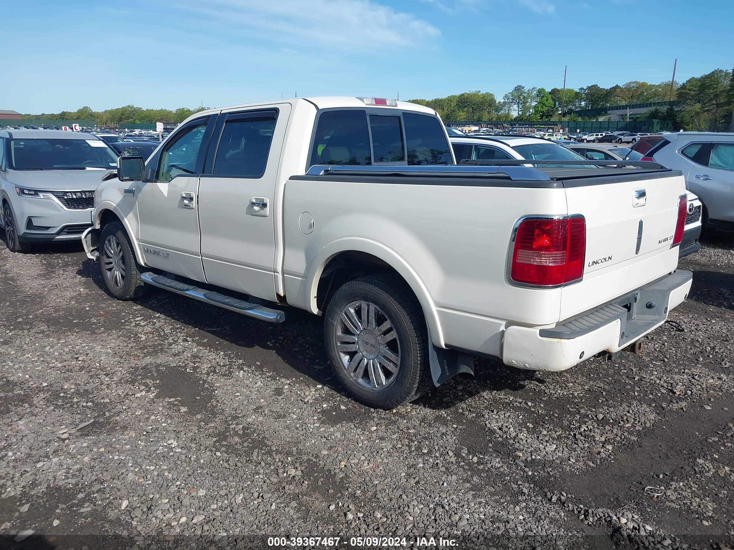 Photo 2 VIN: 5LTPW18558FJ02886 - LINCOLN MARK LT 