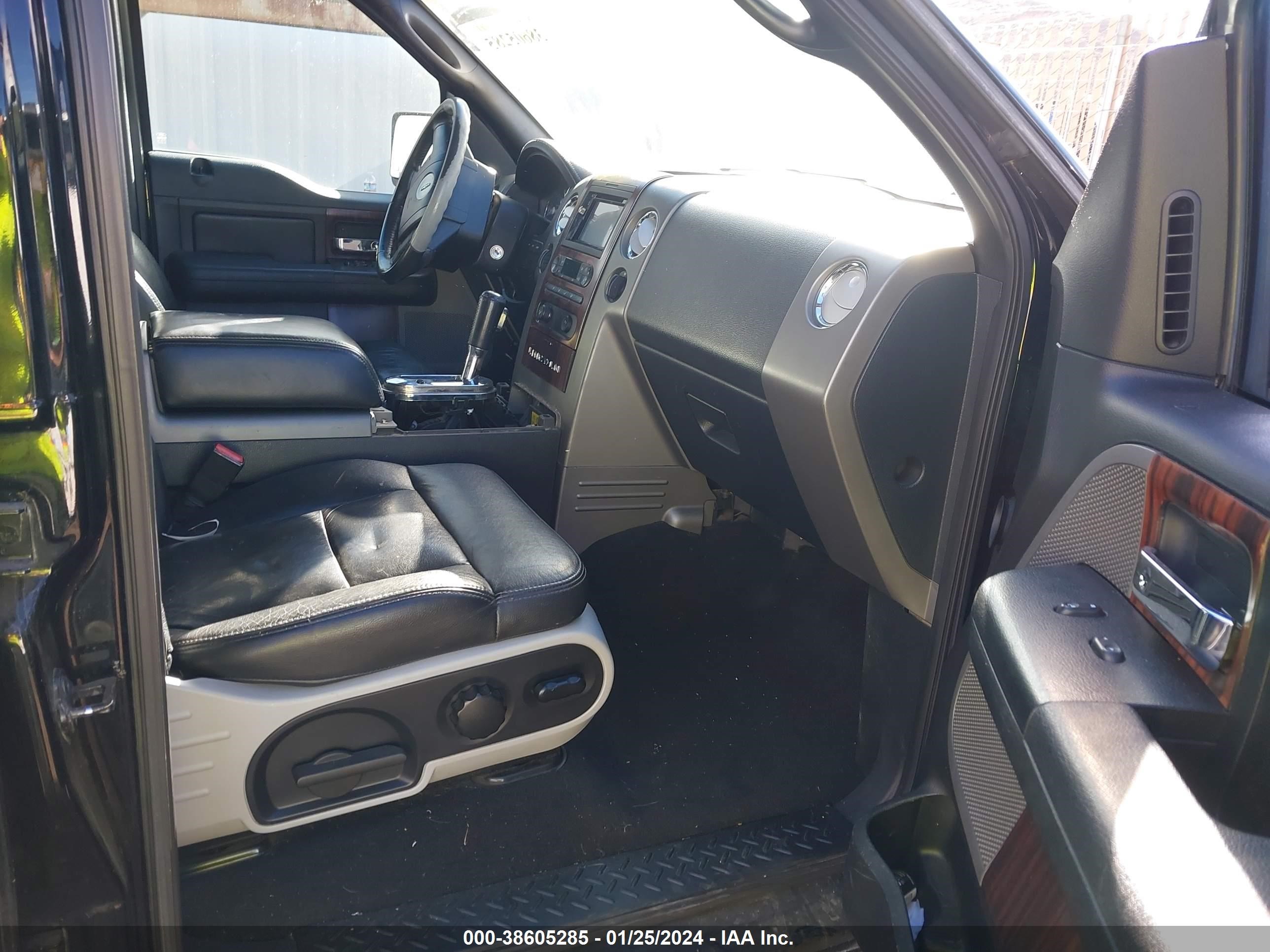 Photo 4 VIN: 5LTPW18576FJ05348 - LINCOLN MARK LT 