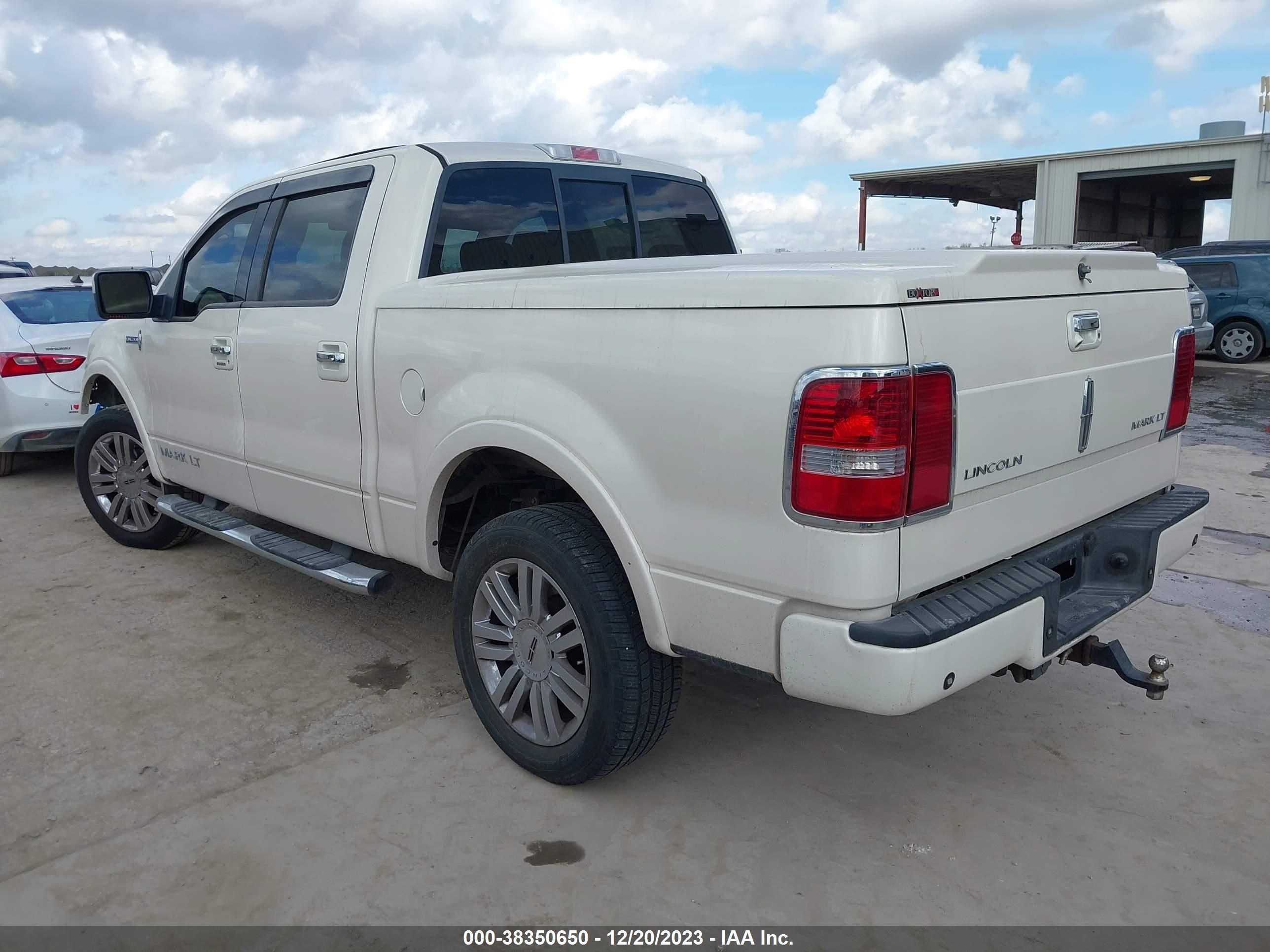 Photo 2 VIN: 5LTPW18578FJ00072 - LINCOLN MARK LT 