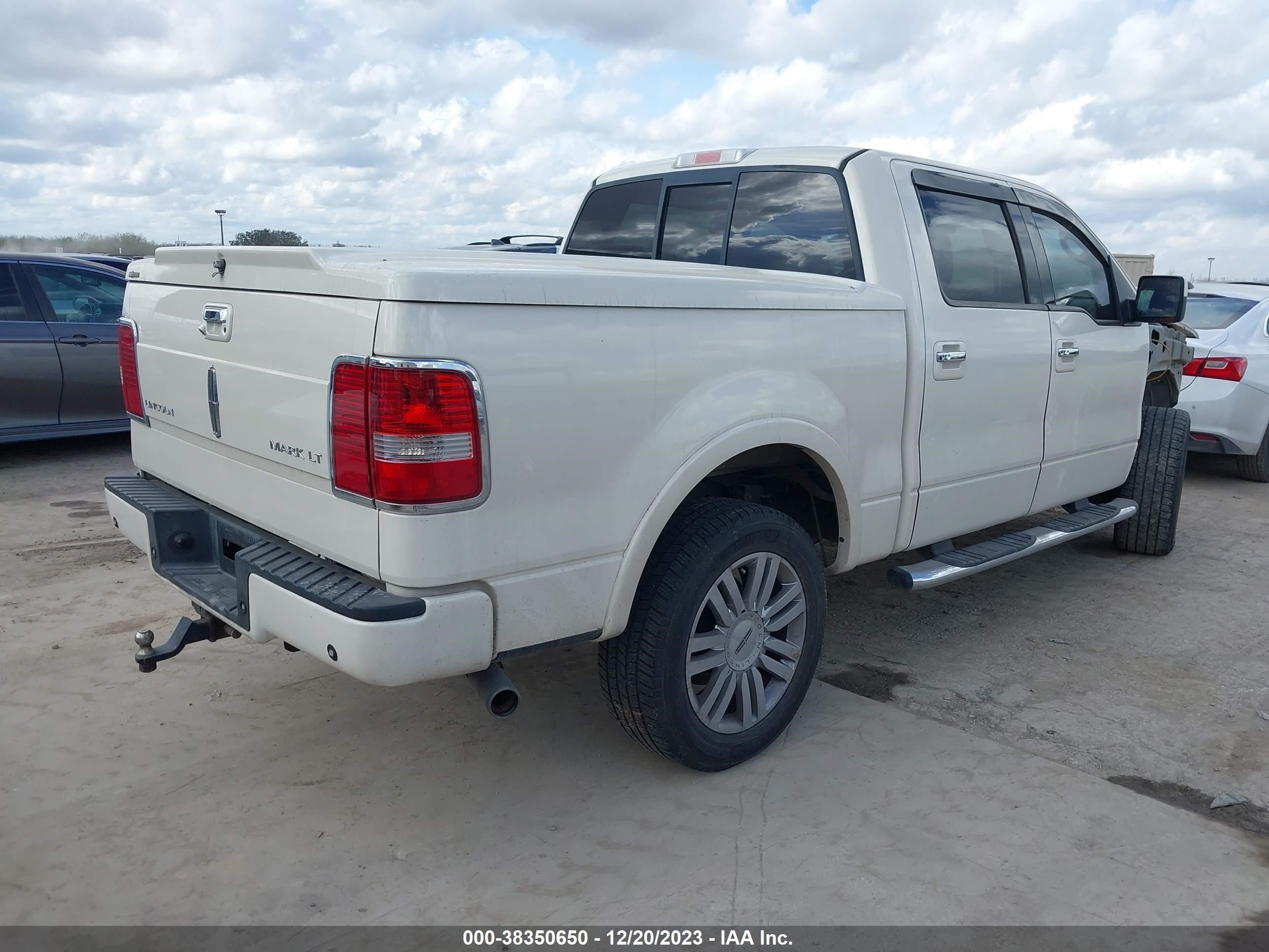 Photo 3 VIN: 5LTPW18578FJ00072 - LINCOLN MARK LT 