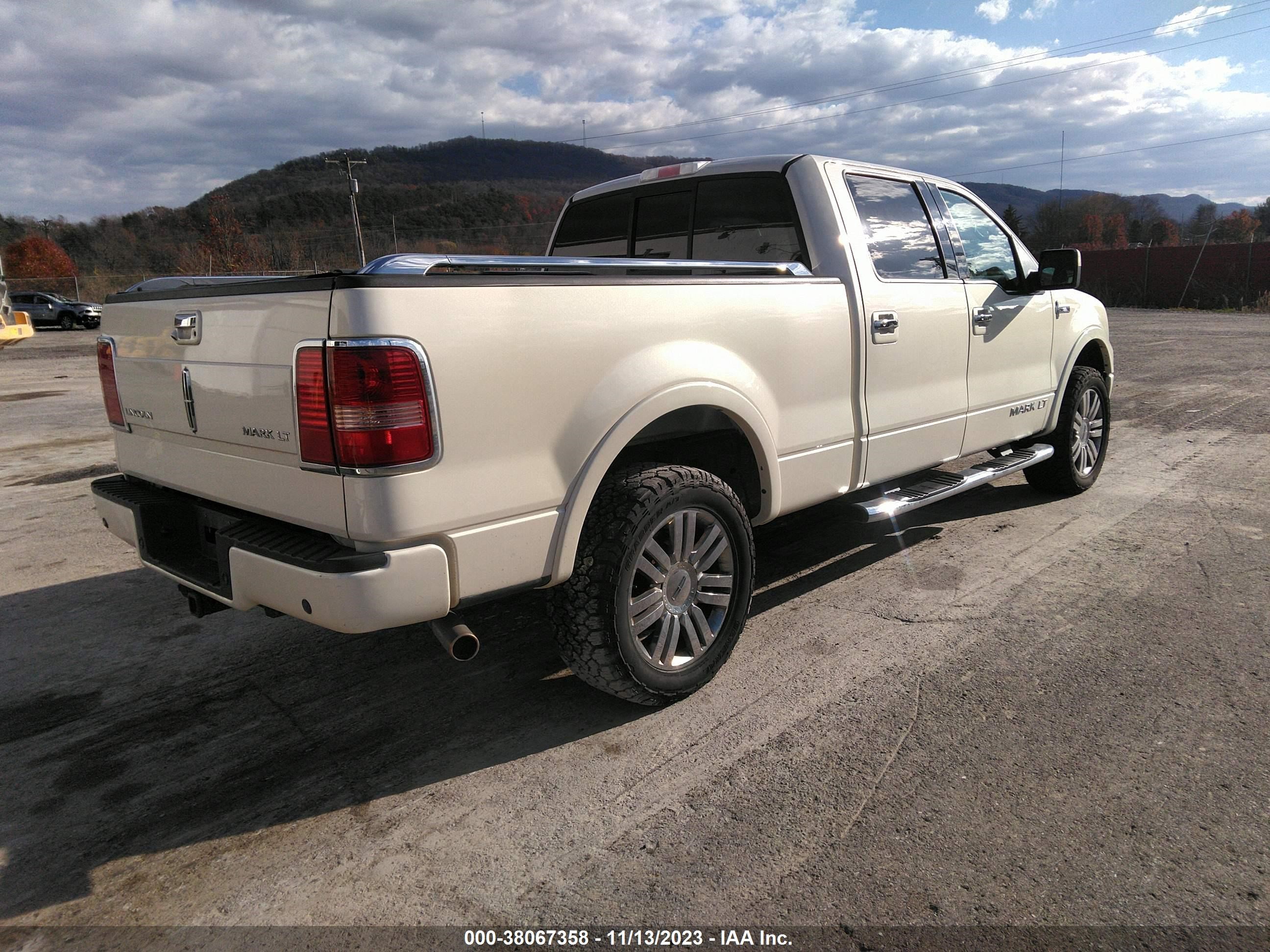 Photo 3 VIN: 5LTPW18578FJ02713 - LINCOLN MARK LT 