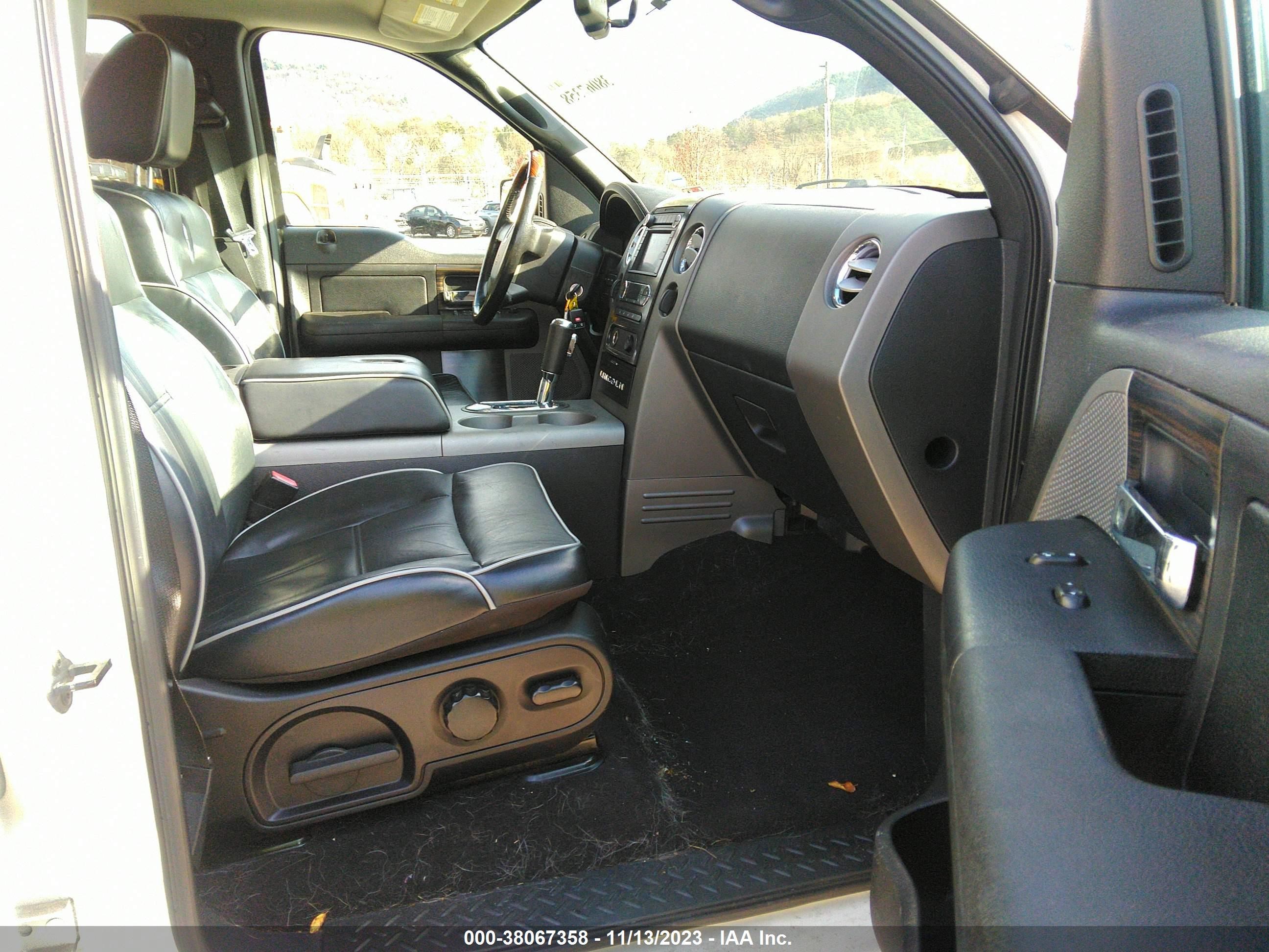 Photo 4 VIN: 5LTPW18578FJ02713 - LINCOLN MARK LT 