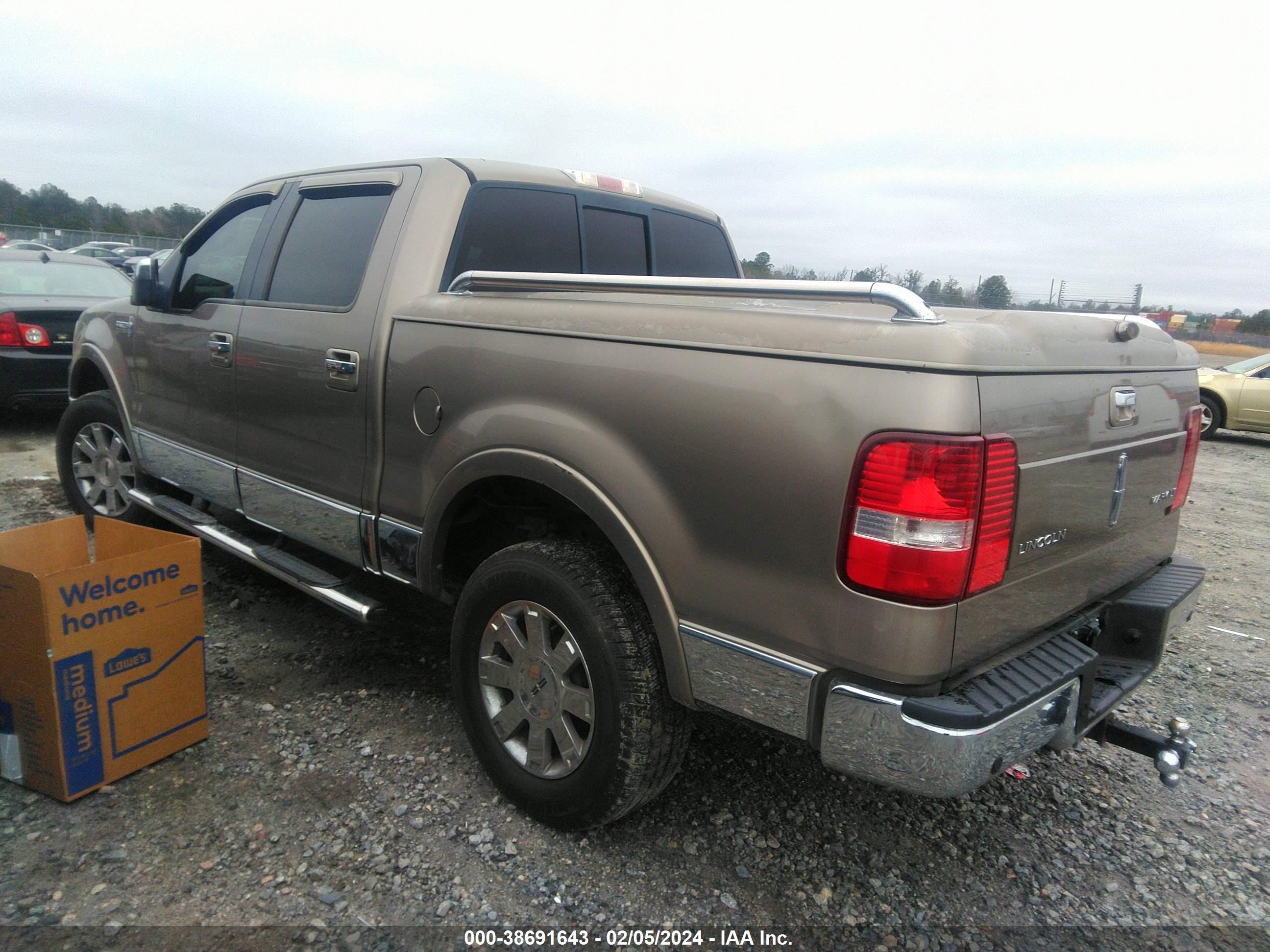 Photo 2 VIN: 5LTPW18586FJ02023 - LINCOLN MARK LT 