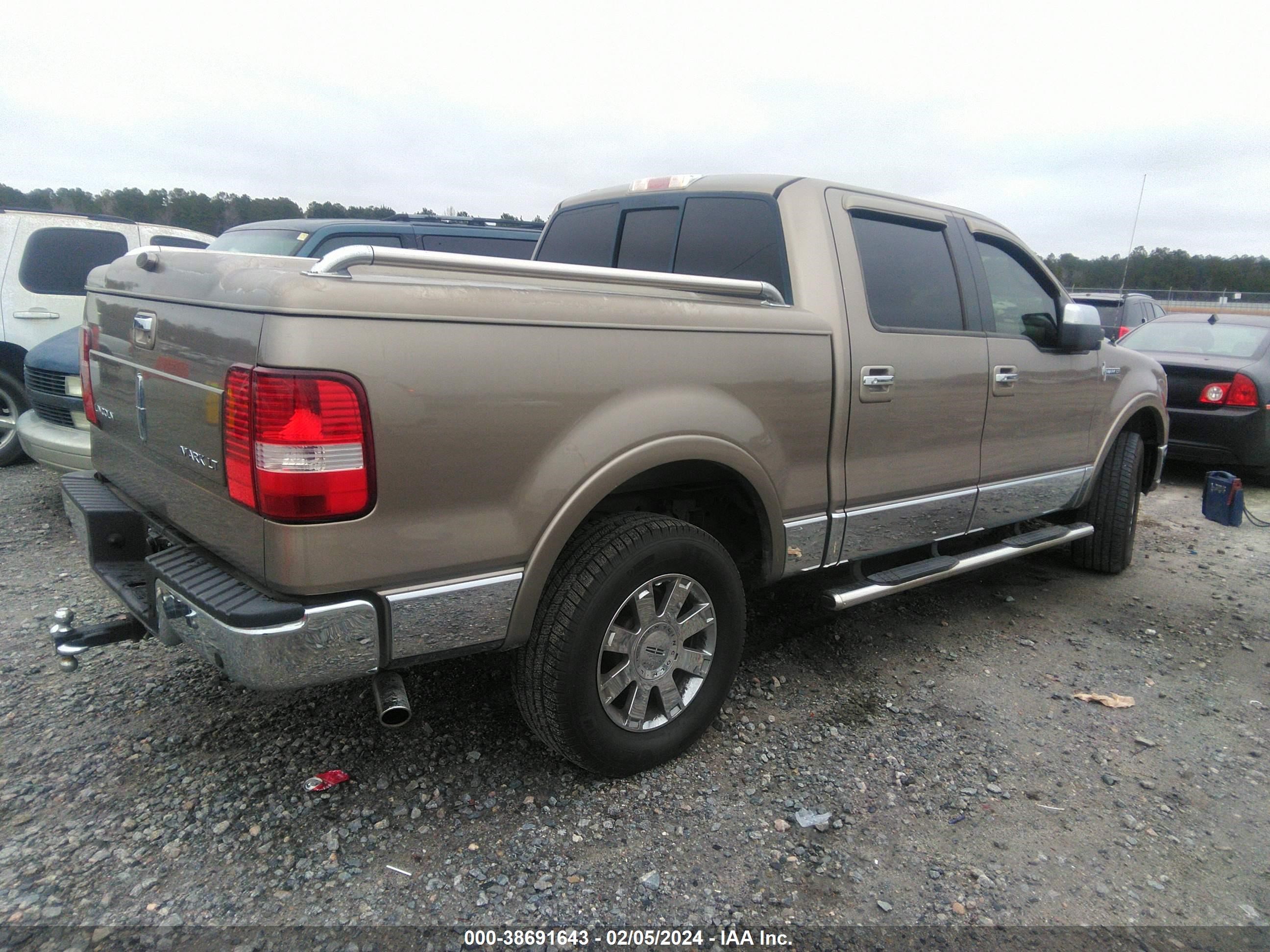 Photo 3 VIN: 5LTPW18586FJ02023 - LINCOLN MARK LT 