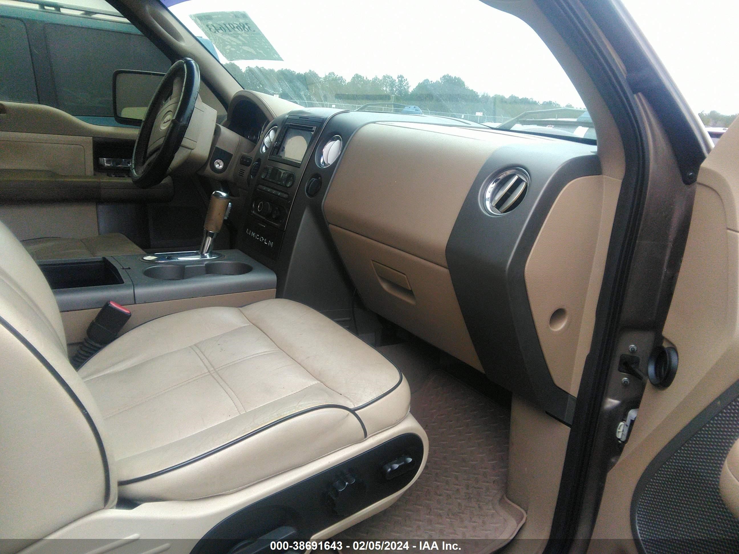 Photo 4 VIN: 5LTPW18586FJ02023 - LINCOLN MARK LT 