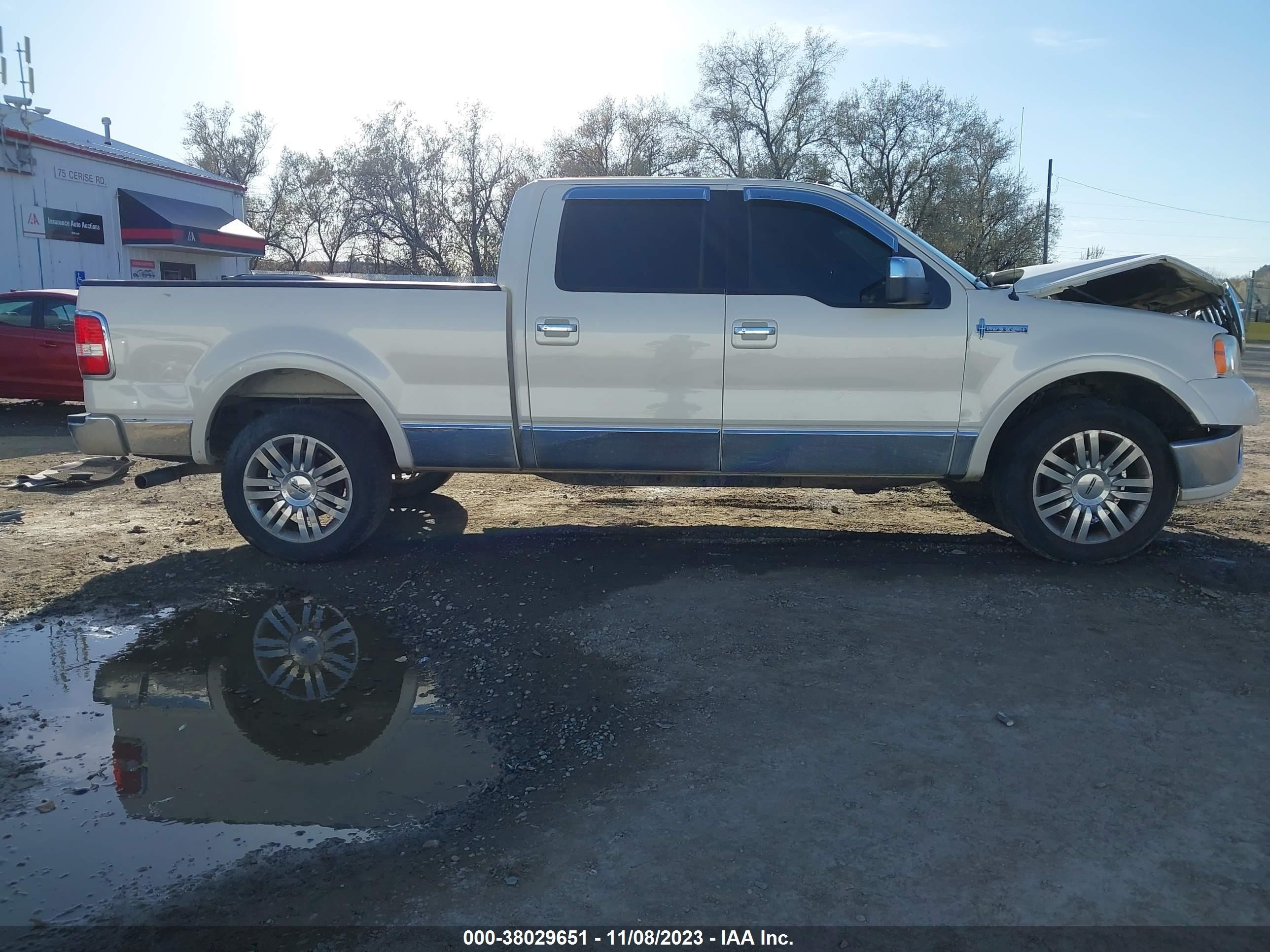 Photo 12 VIN: 5LTPW18588FJ00484 - LINCOLN MARK LT 