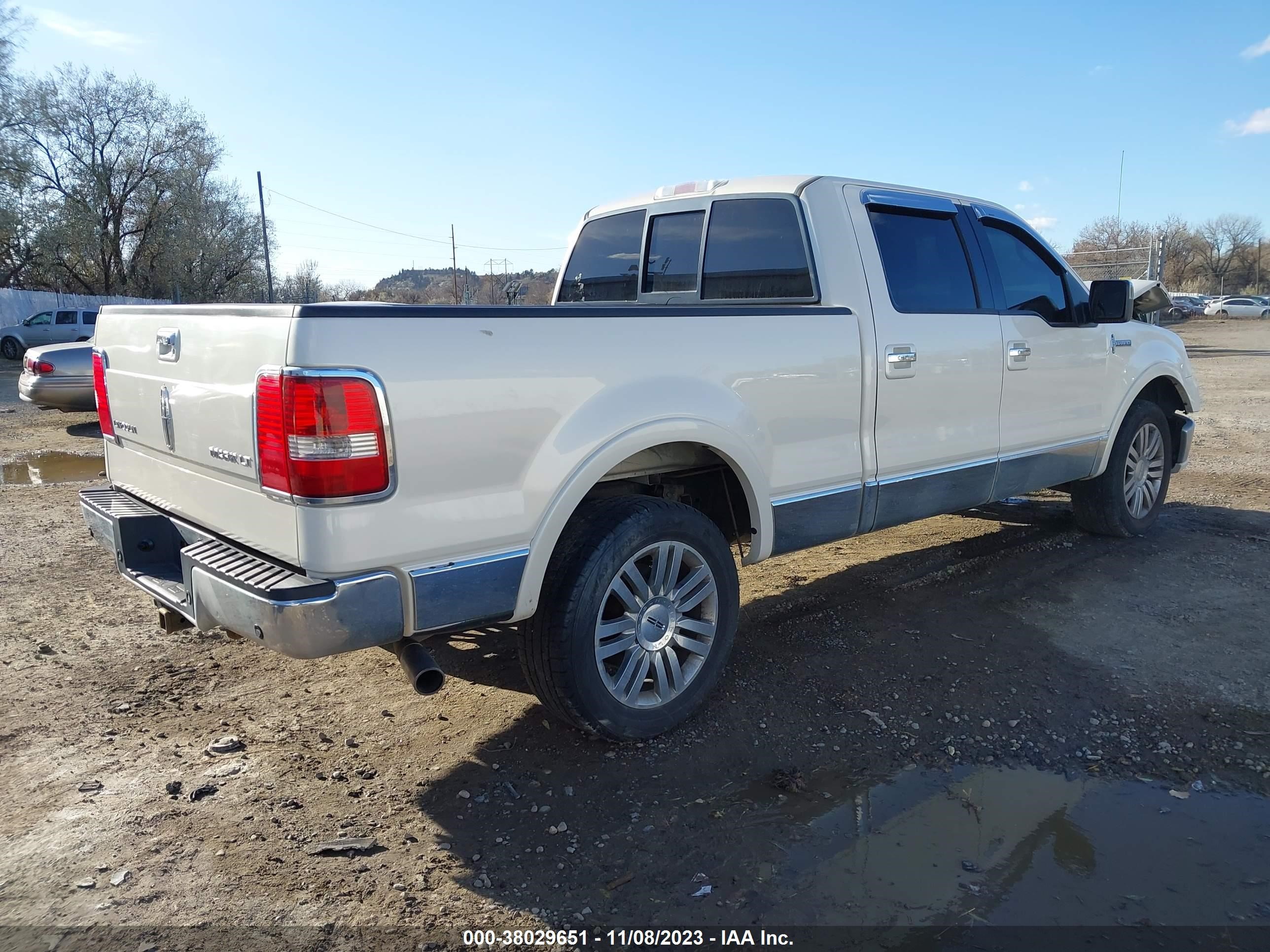 Photo 3 VIN: 5LTPW18588FJ00484 - LINCOLN MARK LT 