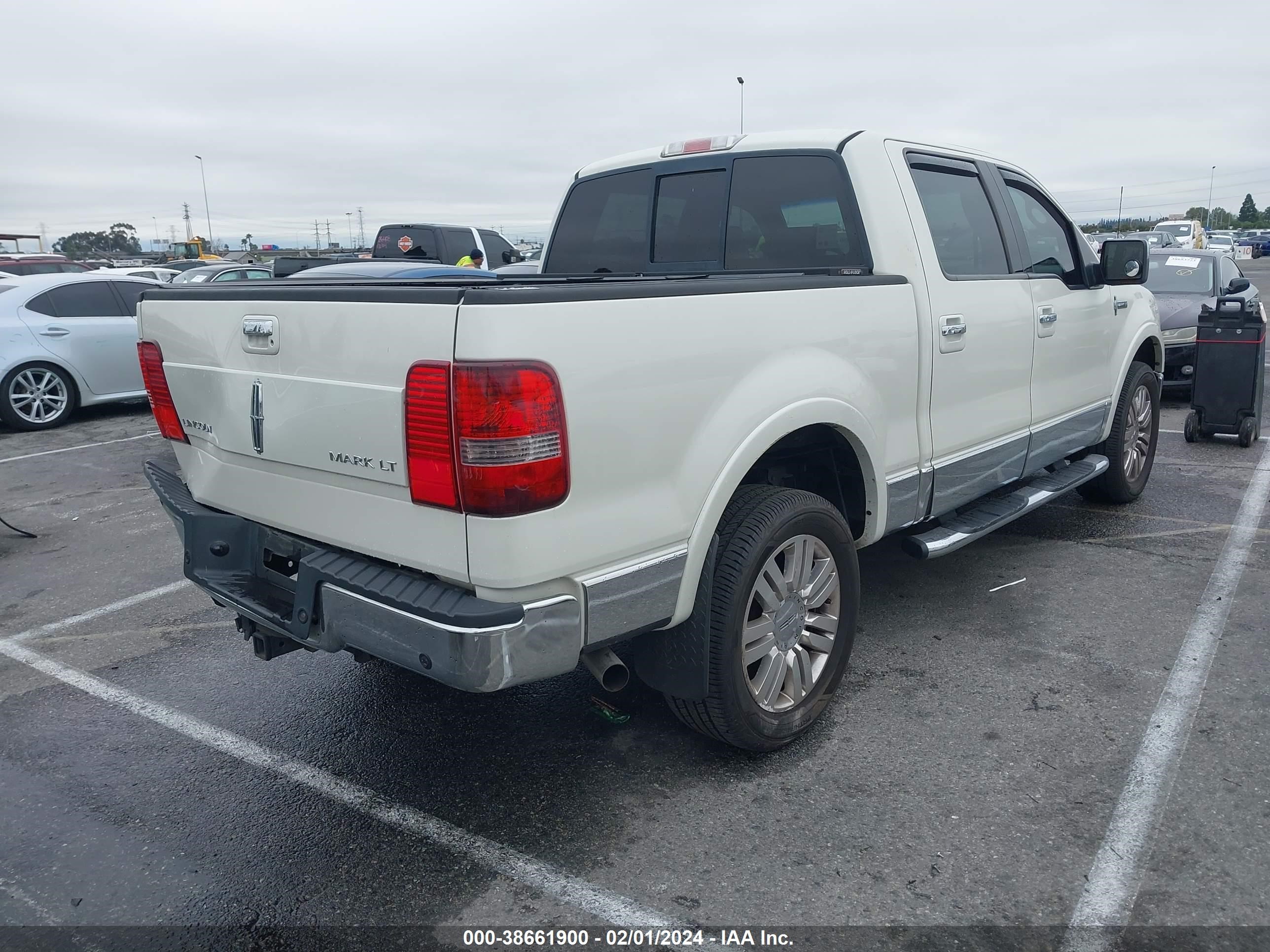 Photo 3 VIN: 5LTPW18596FJ24113 - LINCOLN MARK LT 