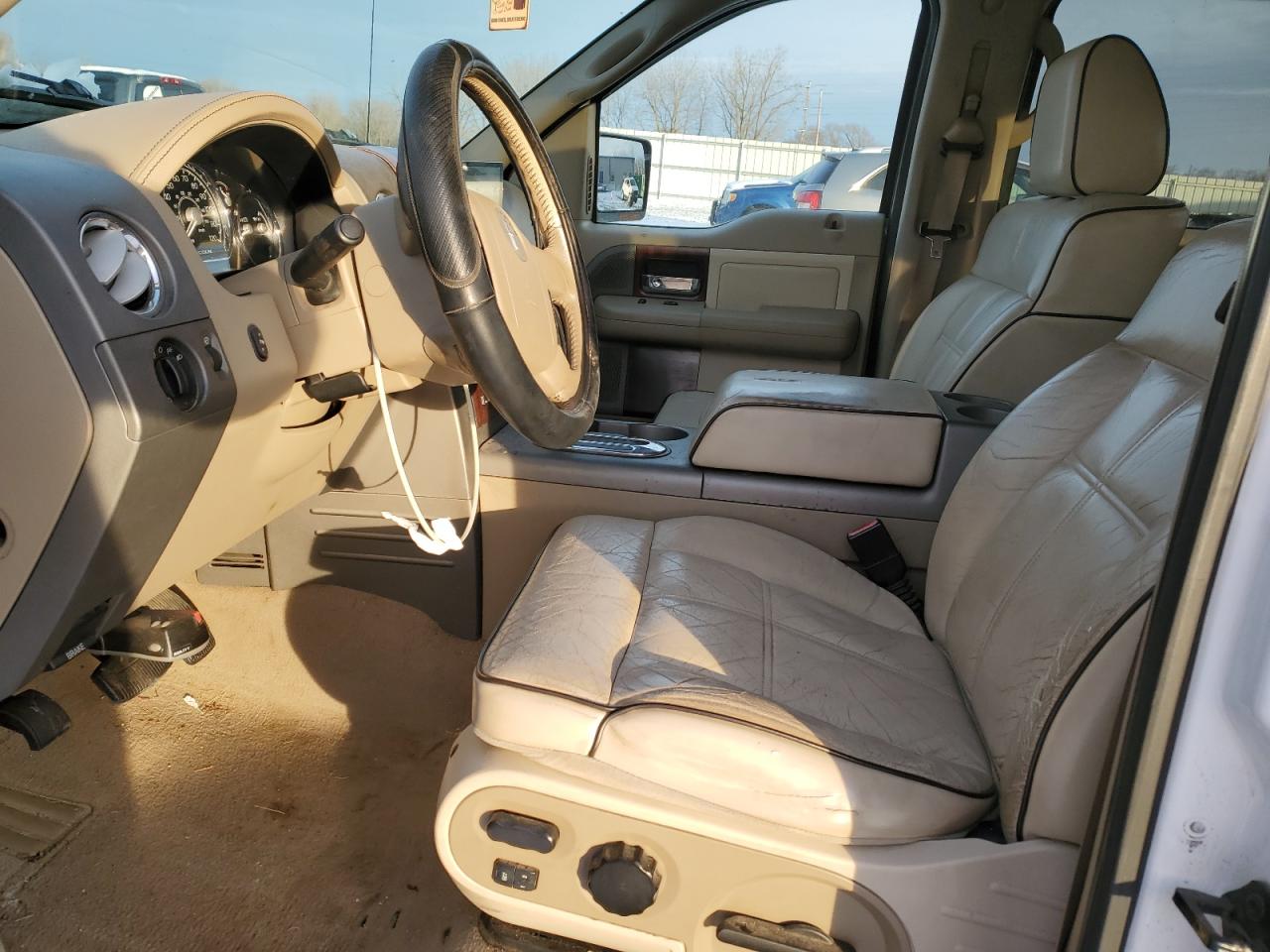 Photo 6 VIN: 5LTPW185X6FJ13041 - LINCOLN MARK LT 