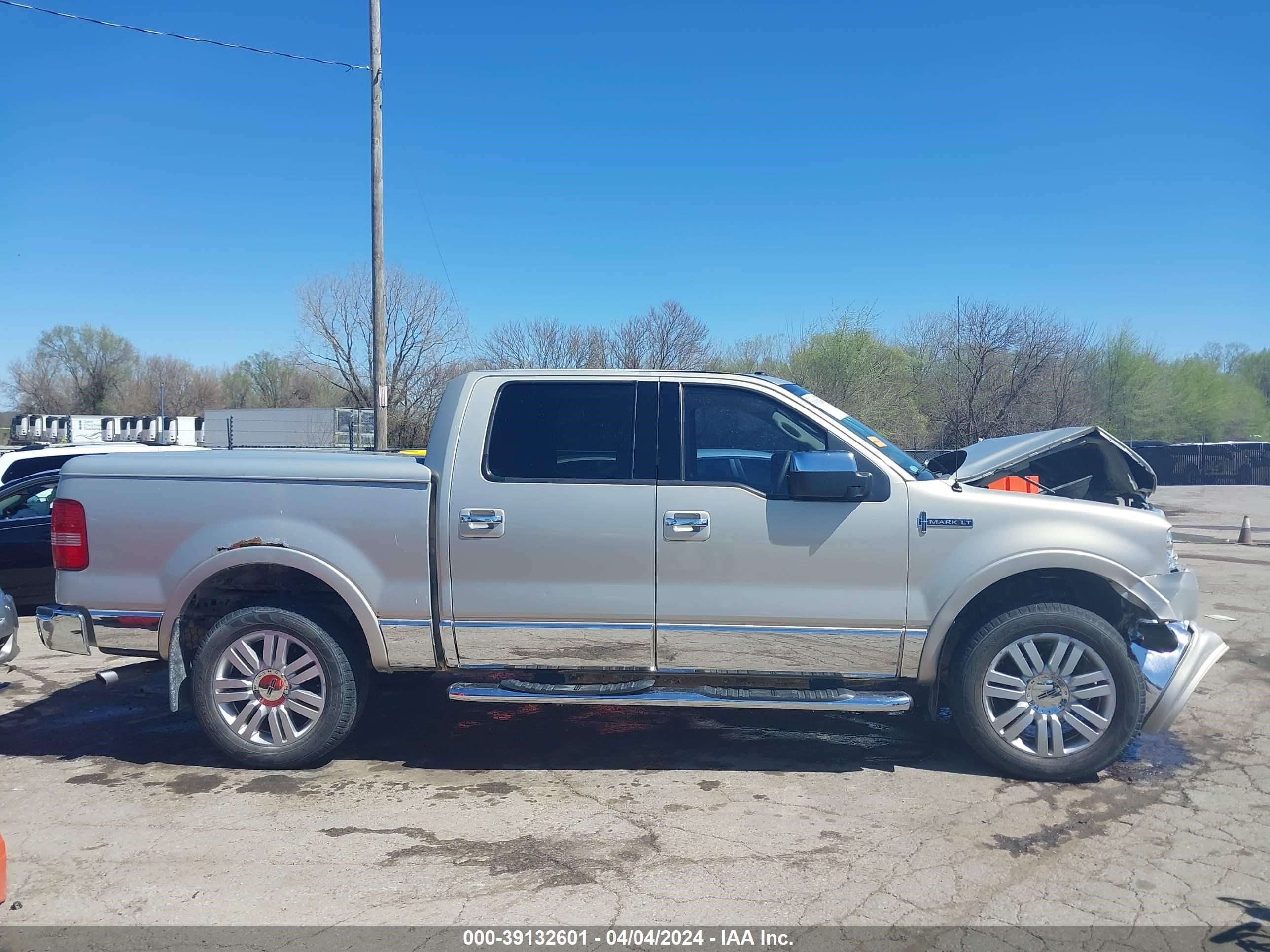 Photo 13 VIN: 5LTPW185X6FJ23133 - LINCOLN MARK LT 