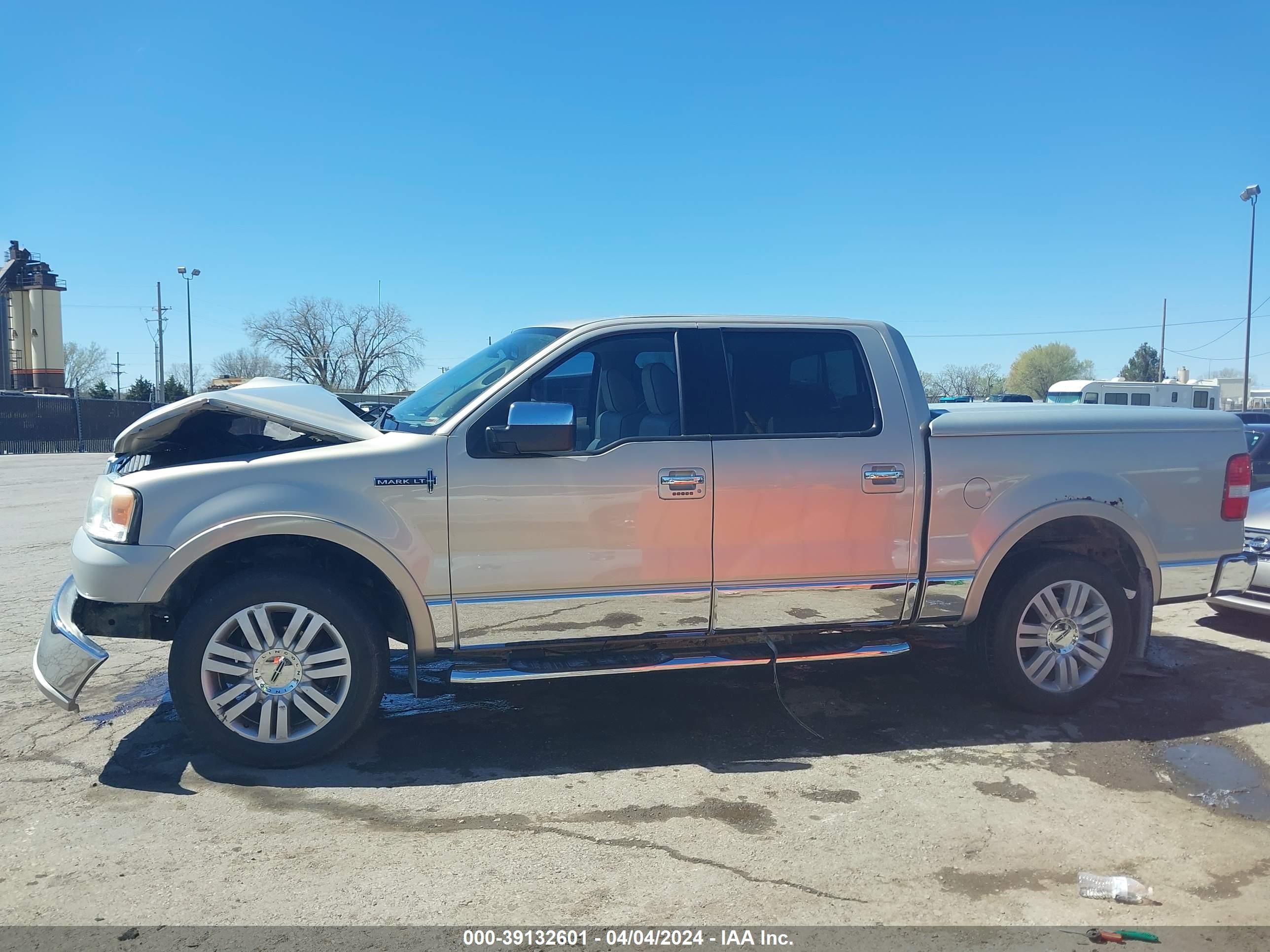 Photo 14 VIN: 5LTPW185X6FJ23133 - LINCOLN MARK LT 