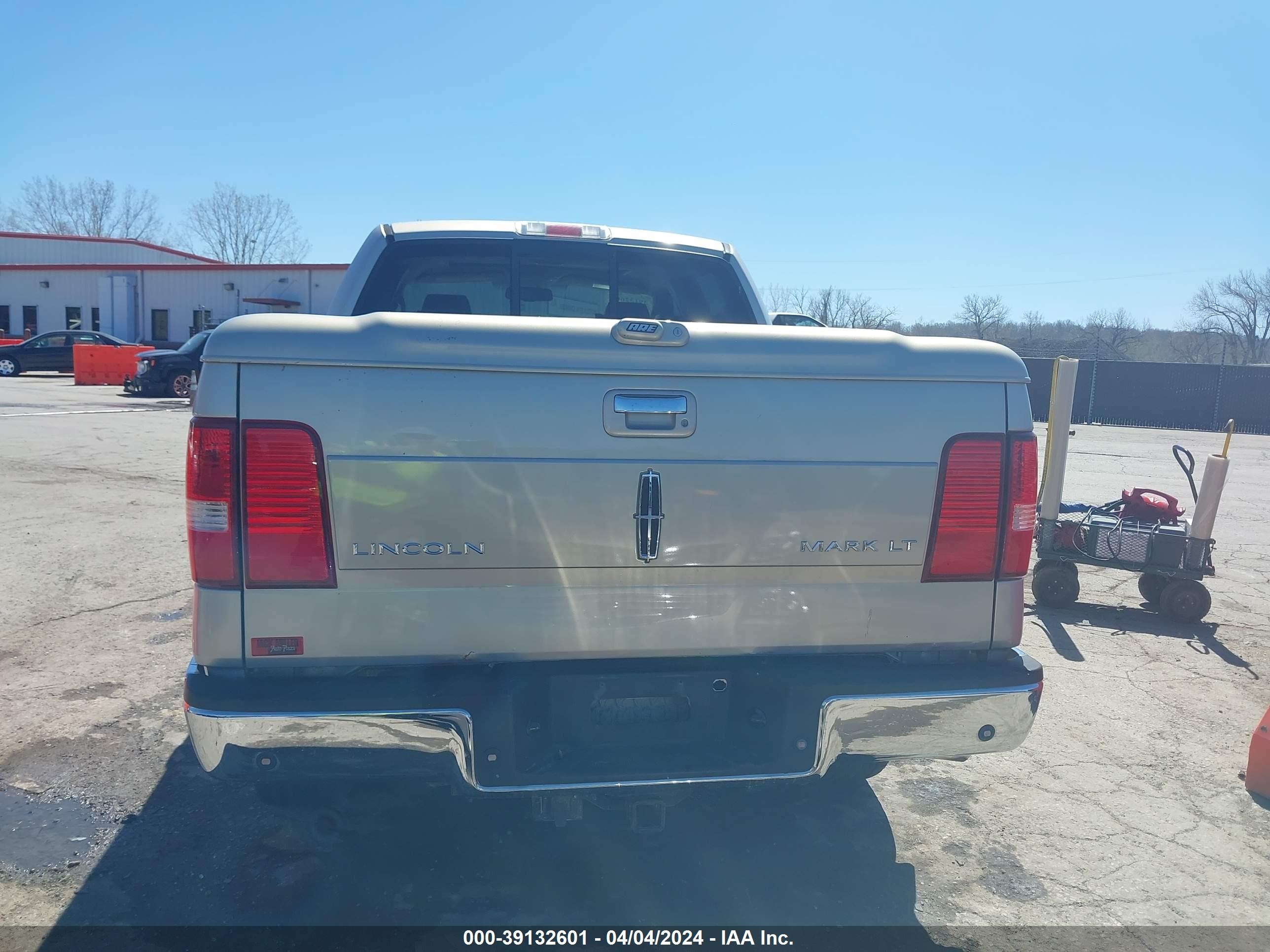 Photo 16 VIN: 5LTPW185X6FJ23133 - LINCOLN MARK LT 