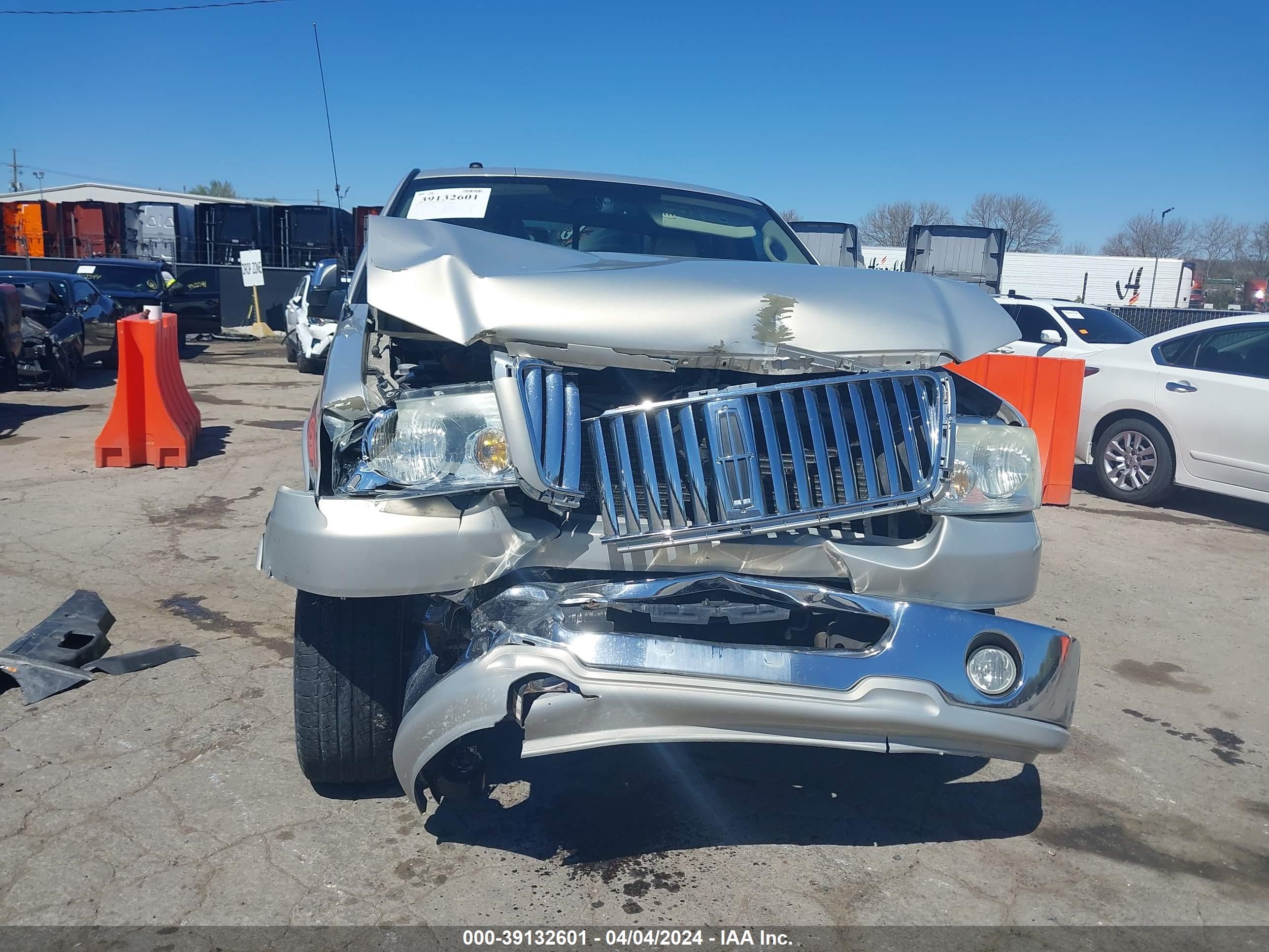 Photo 5 VIN: 5LTPW185X6FJ23133 - LINCOLN MARK LT 