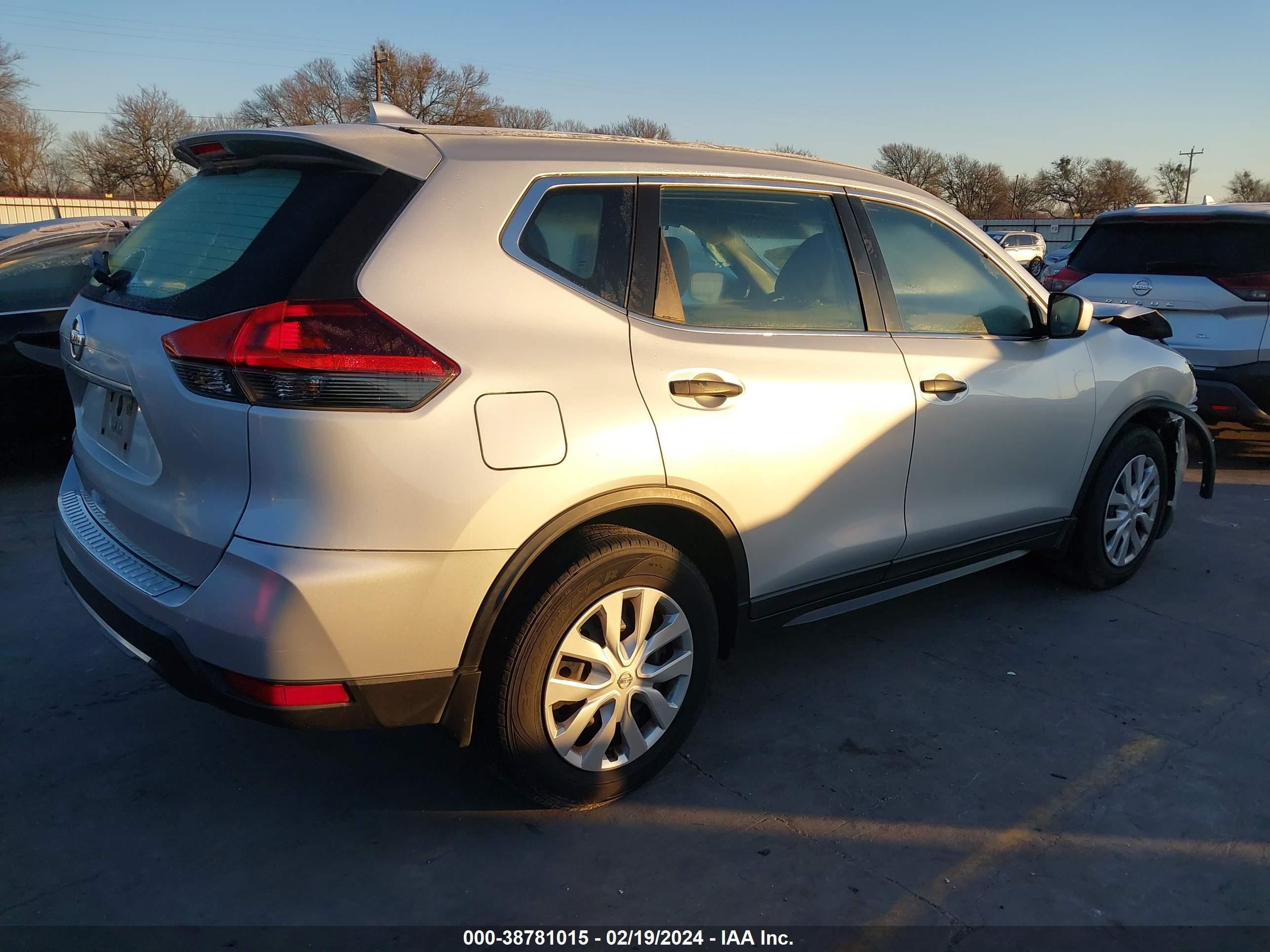 Photo 3 VIN: 5N1AT2MT1JC827125 - NISSAN ROGUE 