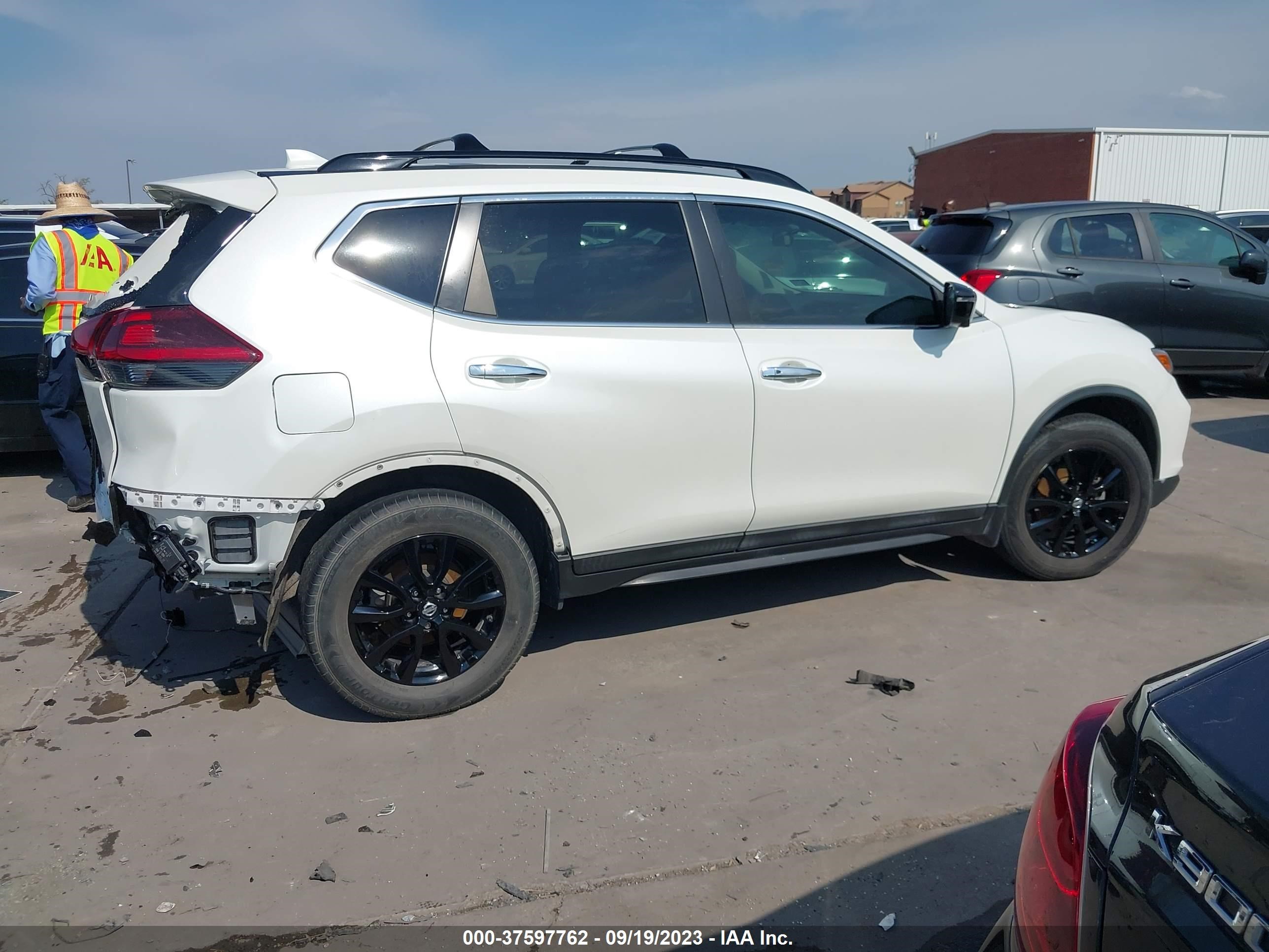 Photo 13 VIN: 5N1AT2MT6JC740904 - NISSAN ROGUE 