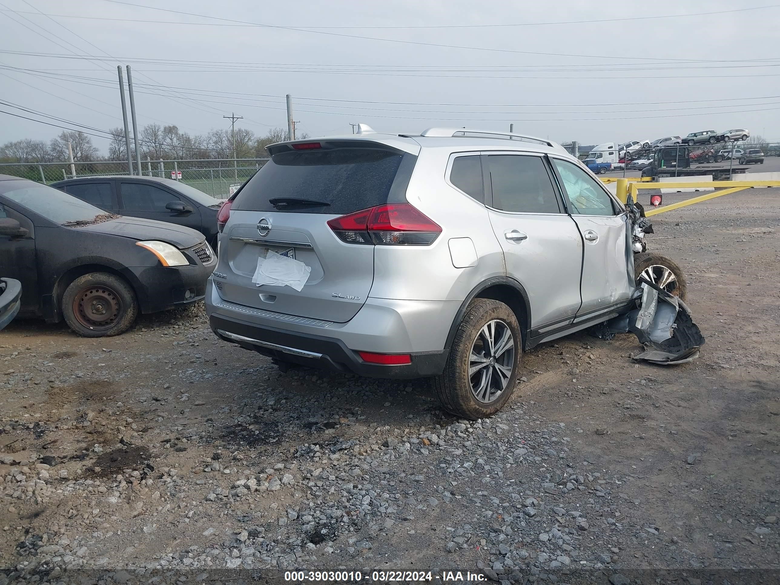 Photo 3 VIN: 5N1AT2MV2JC733563 - NISSAN ROGUE 