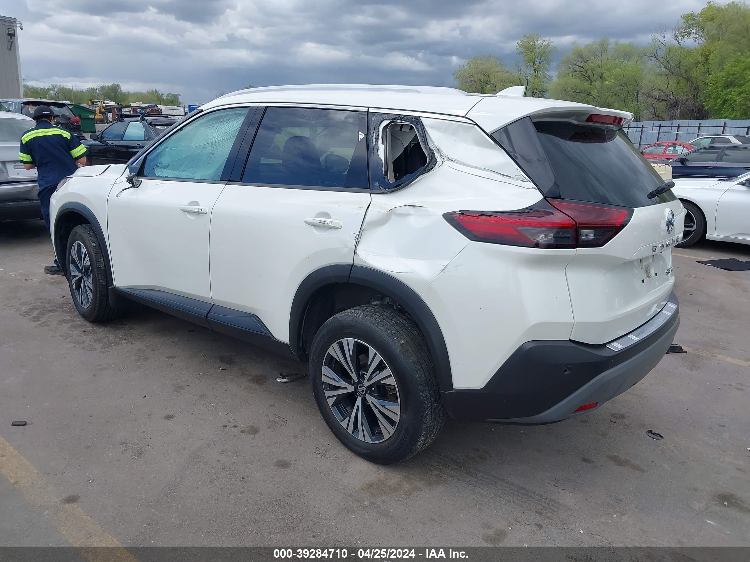 Photo 2 VIN: 5N1AT3BB2MC830054 - NISSAN ROGUE 