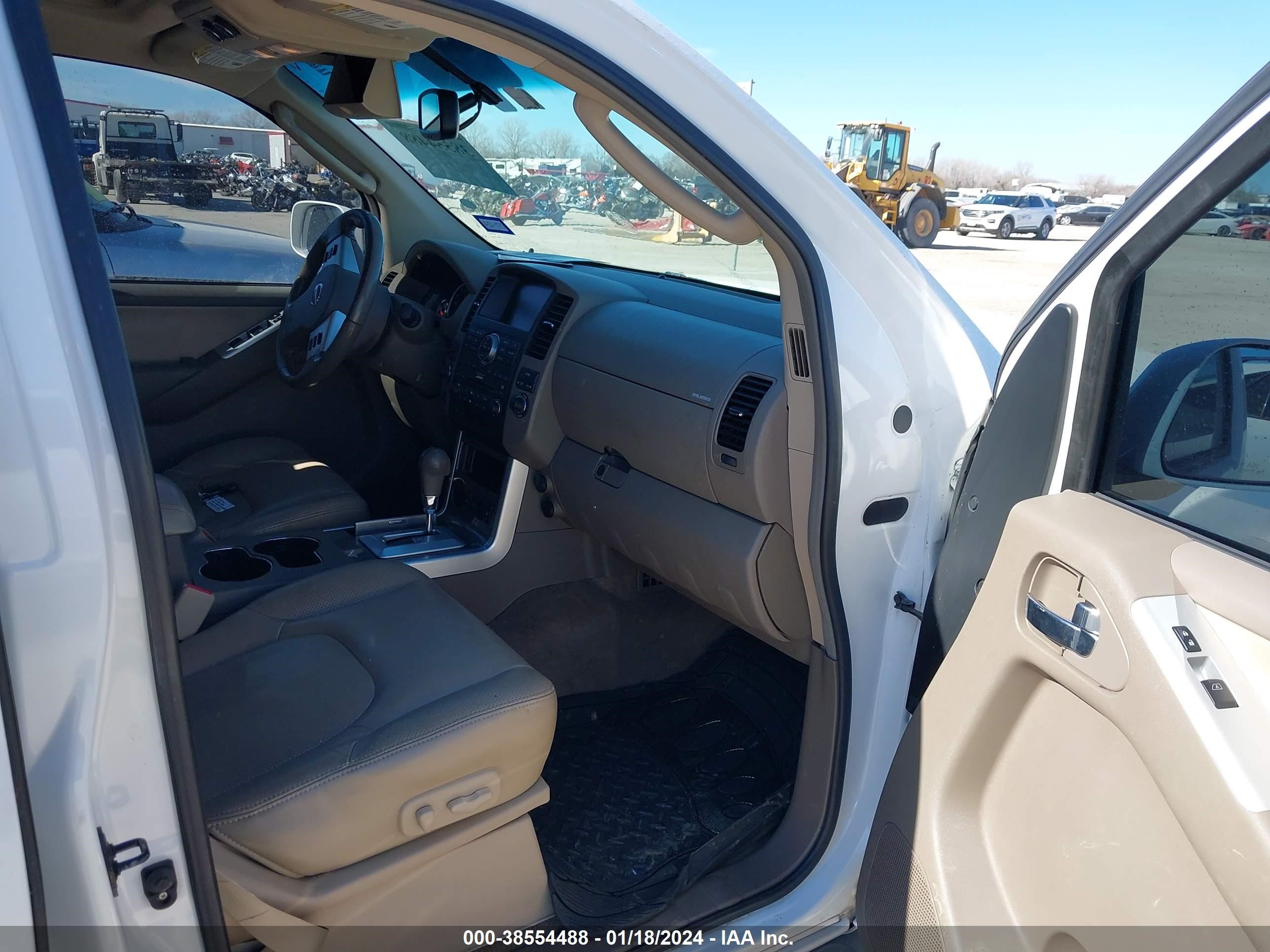 Photo 4 VIN: 5N1BR18A58C611455 - NISSAN PATHFINDER 