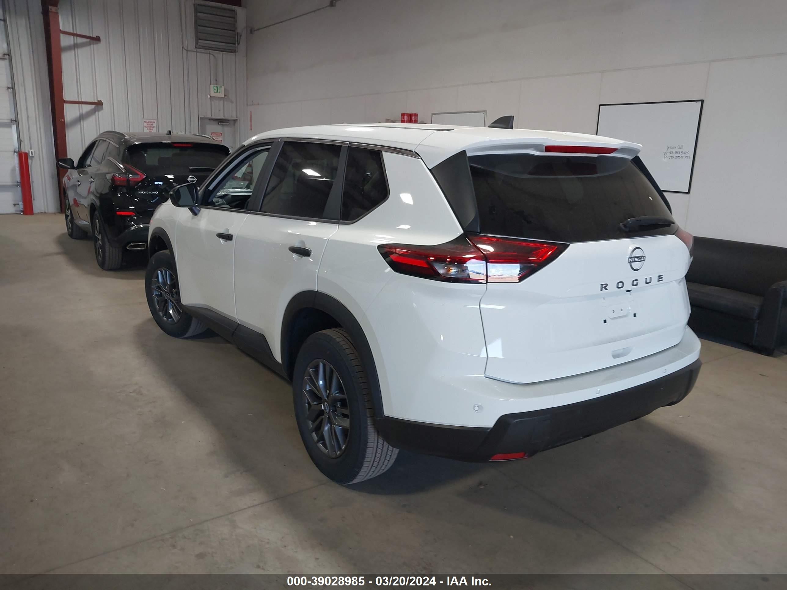 Photo 2 VIN: 5N1BT3AA0RC693474 - NISSAN ROGUE 