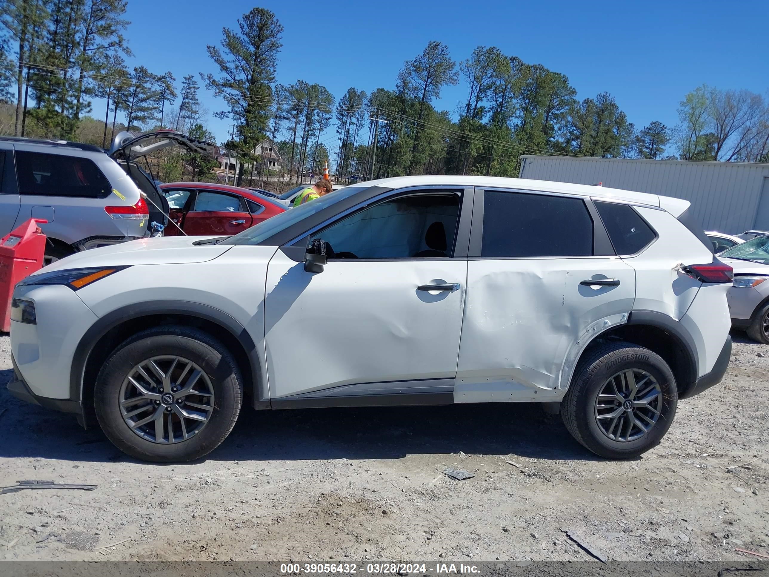 Photo 13 VIN: 5N1BT3AA5PC801701 - NISSAN ROGUE 