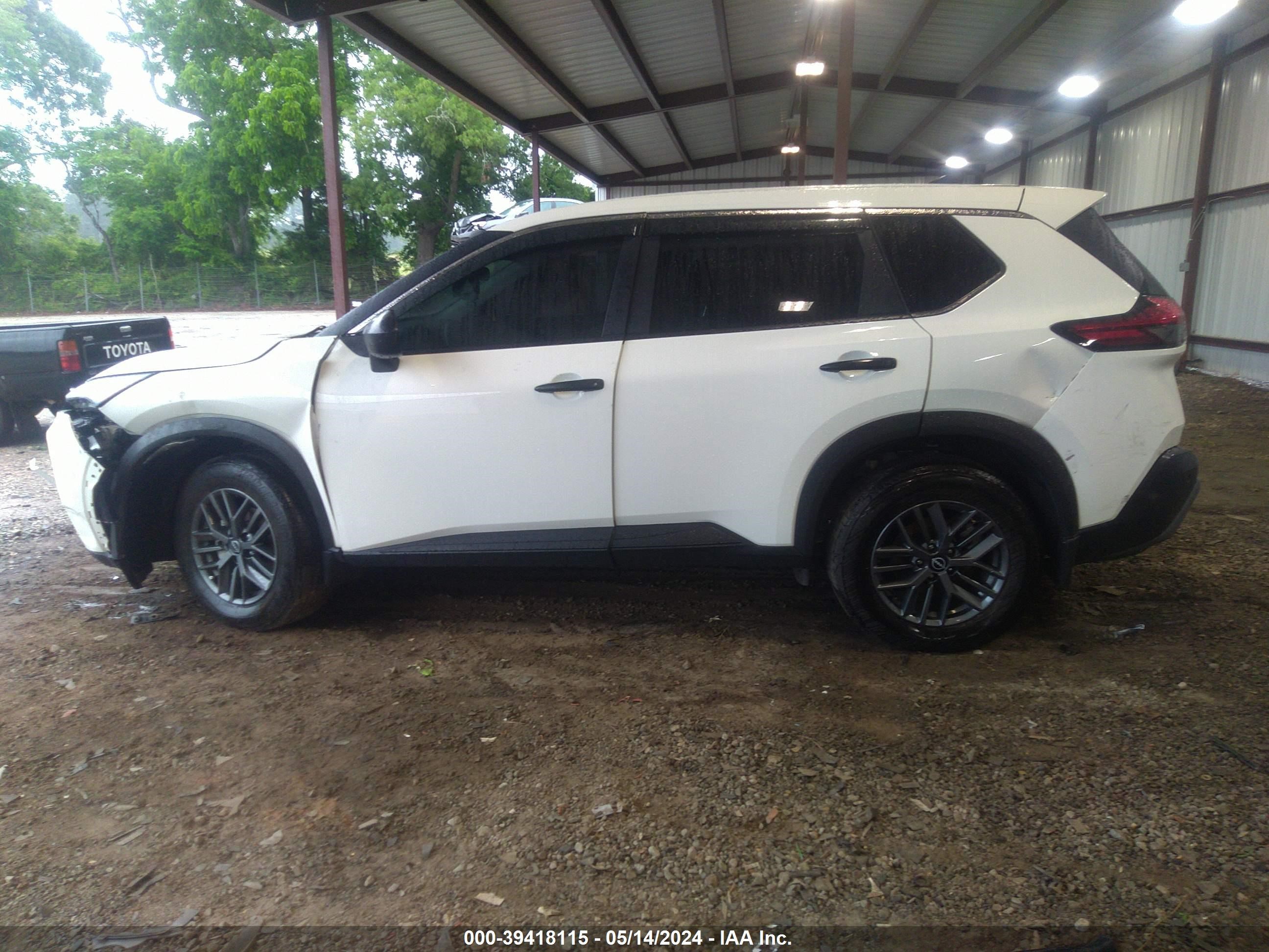 Photo 13 VIN: 5N1BT3AA6NC717108 - NISSAN ROGUE 