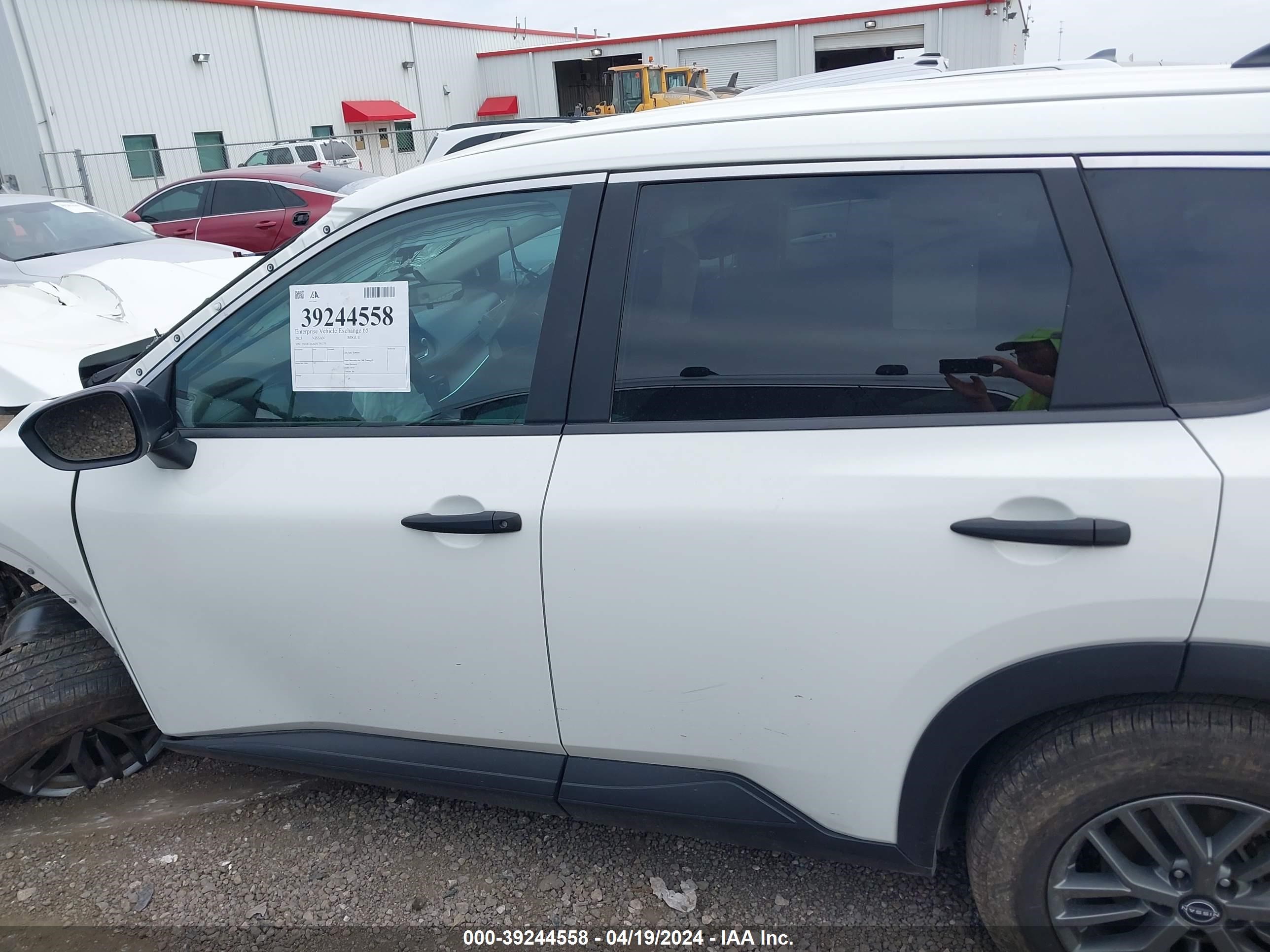 Photo 14 VIN: 5N1BT3AA6PC793379 - NISSAN ROGUE 