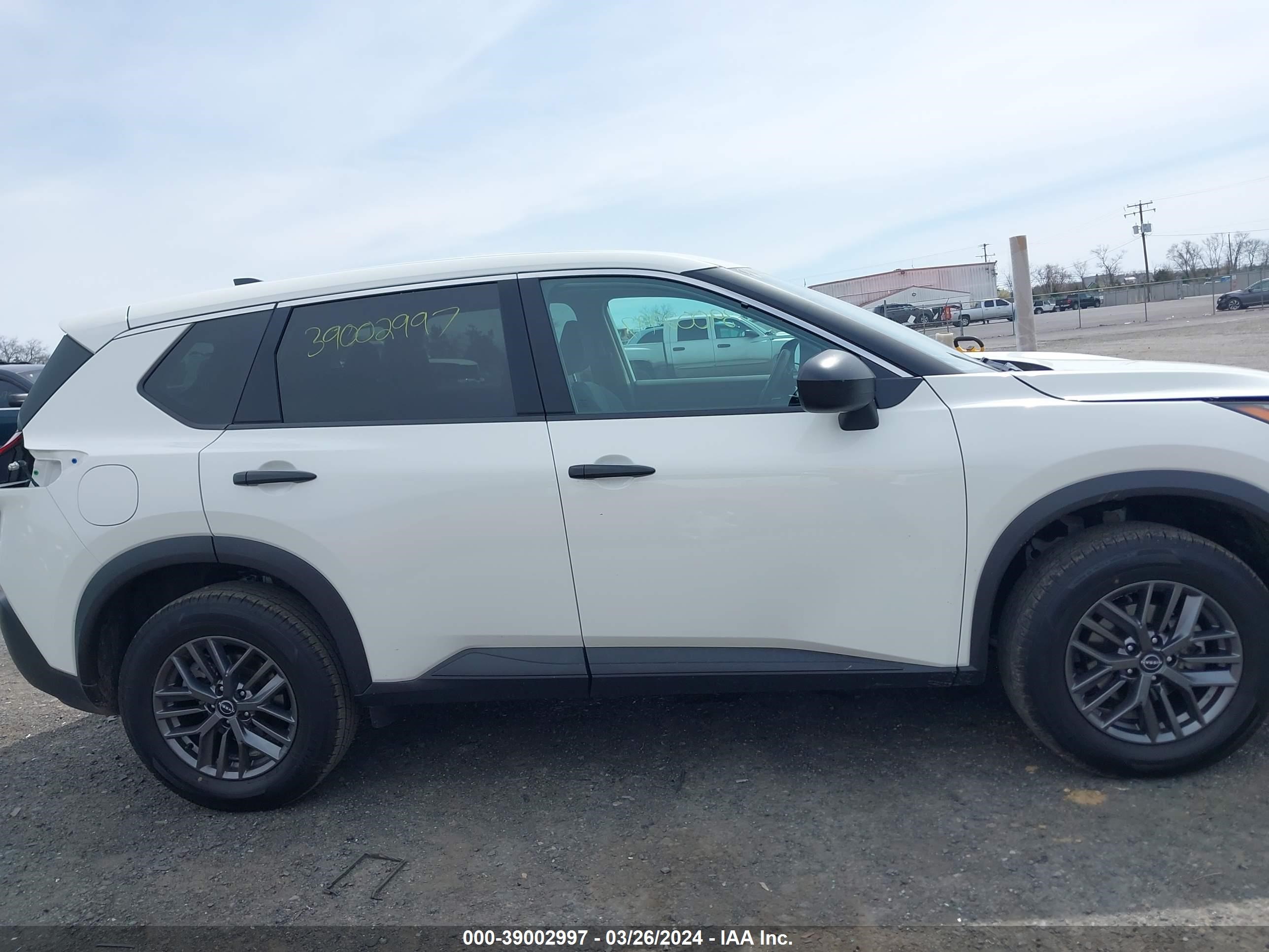 Photo 12 VIN: 5N1BT3AB6PC831198 - NISSAN ROGUE 