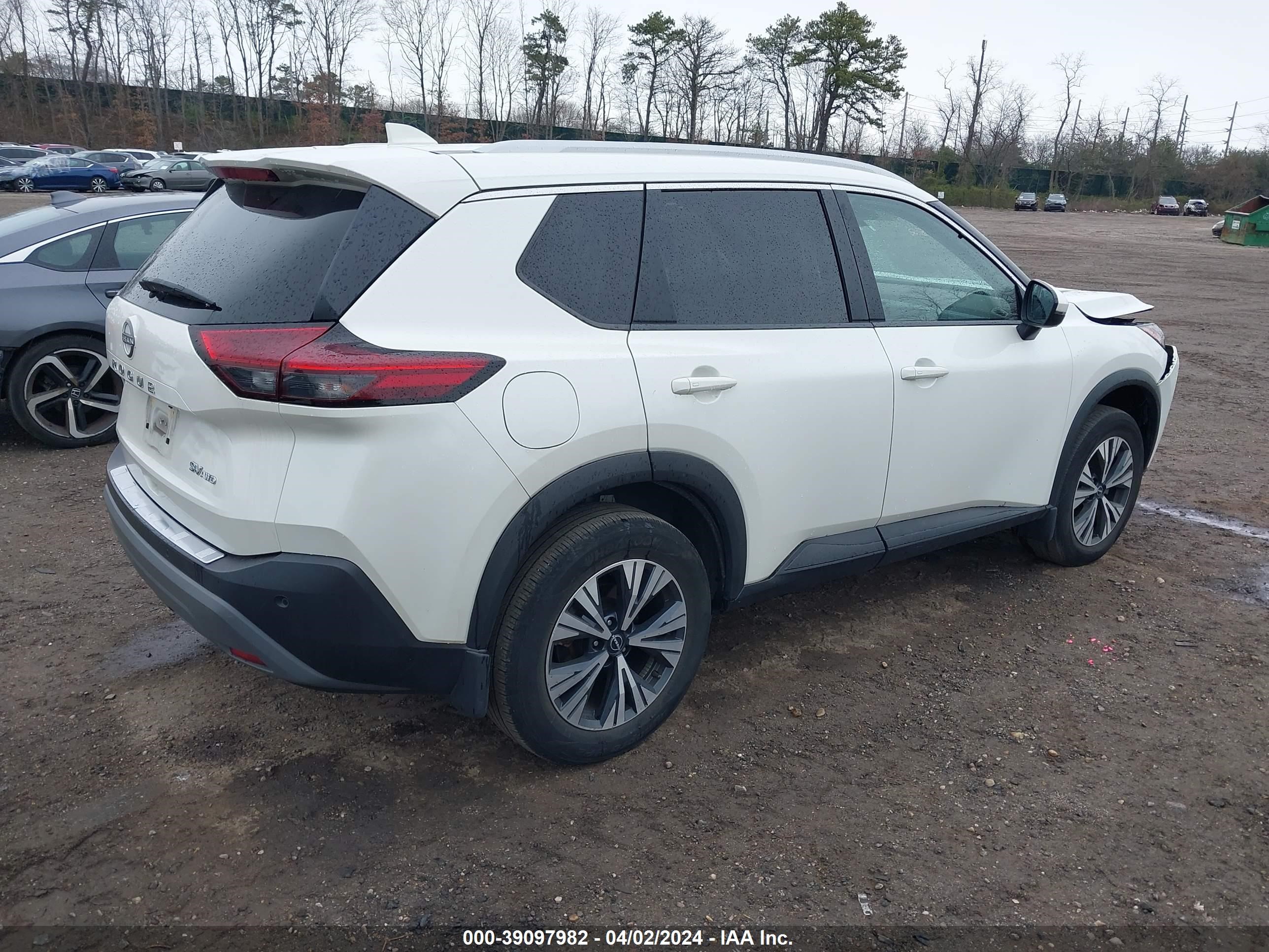 Photo 3 VIN: 5N1BT3BB3NC705621 - NISSAN ROGUE 