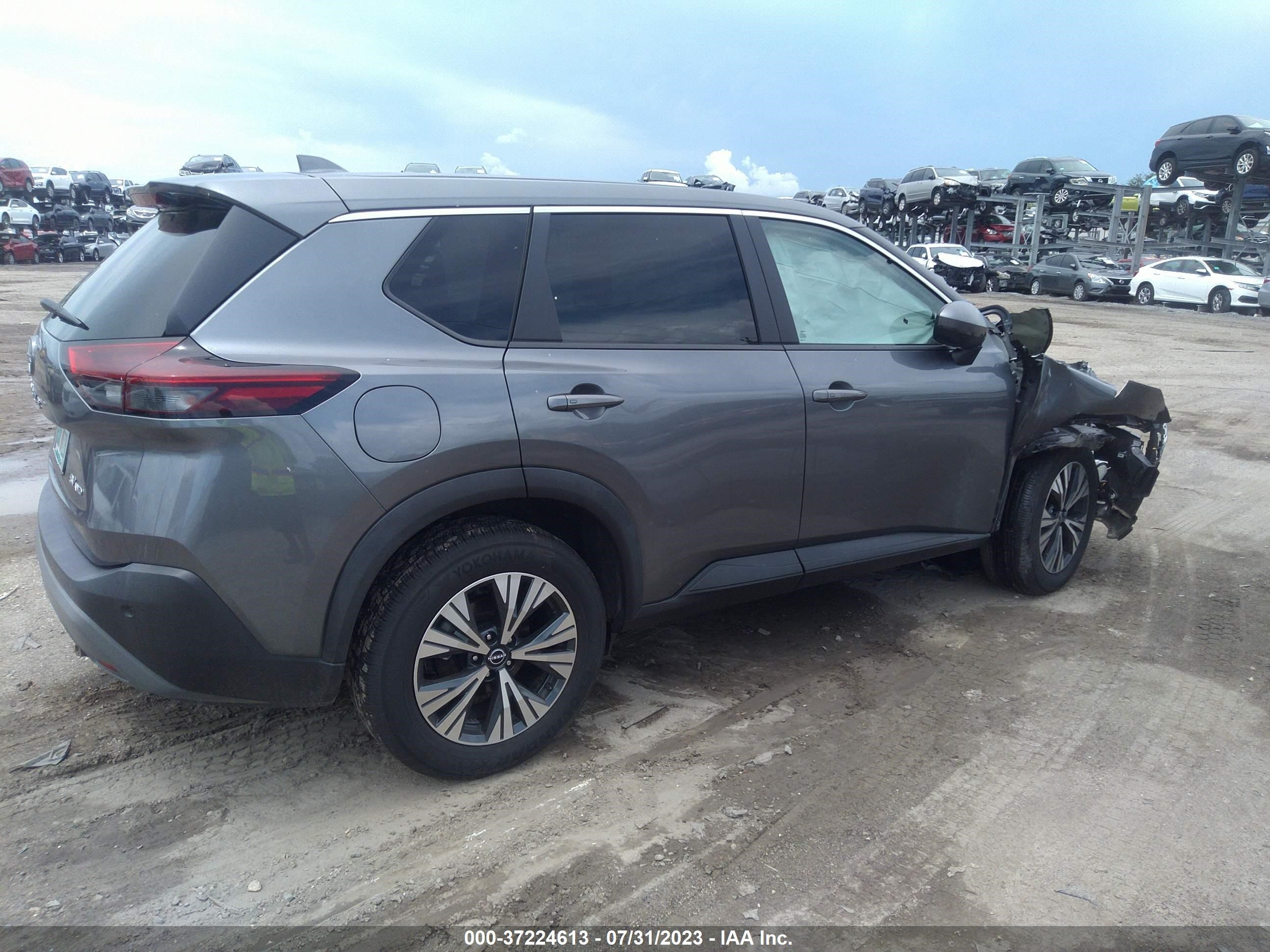 Photo 3 VIN: 5N1BT3BB7NC677595 - NISSAN ROGUE 