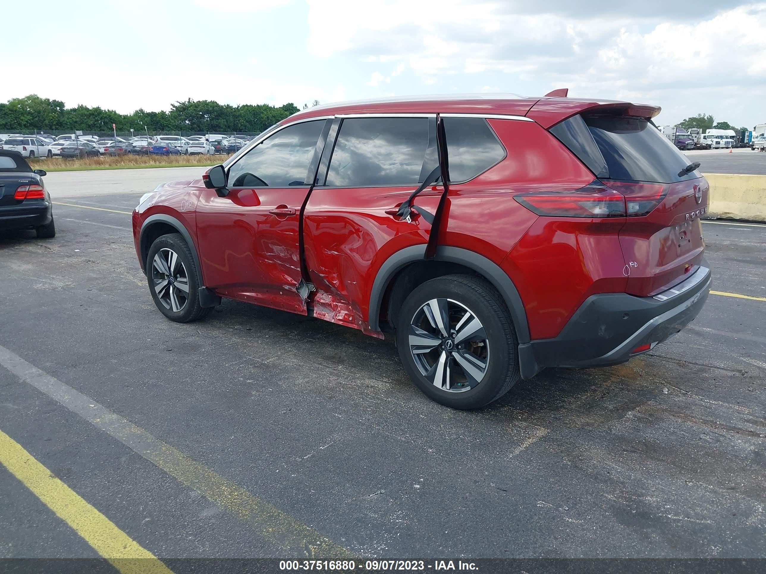 Photo 2 VIN: 5N1BT3CA1NC702710 - NISSAN ROGUE 