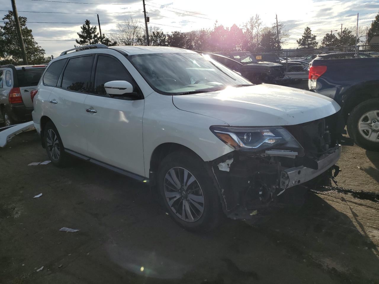 Photo 3 VIN: 5N1DR2MM8HC643685 - NISSAN PATHFINDER 