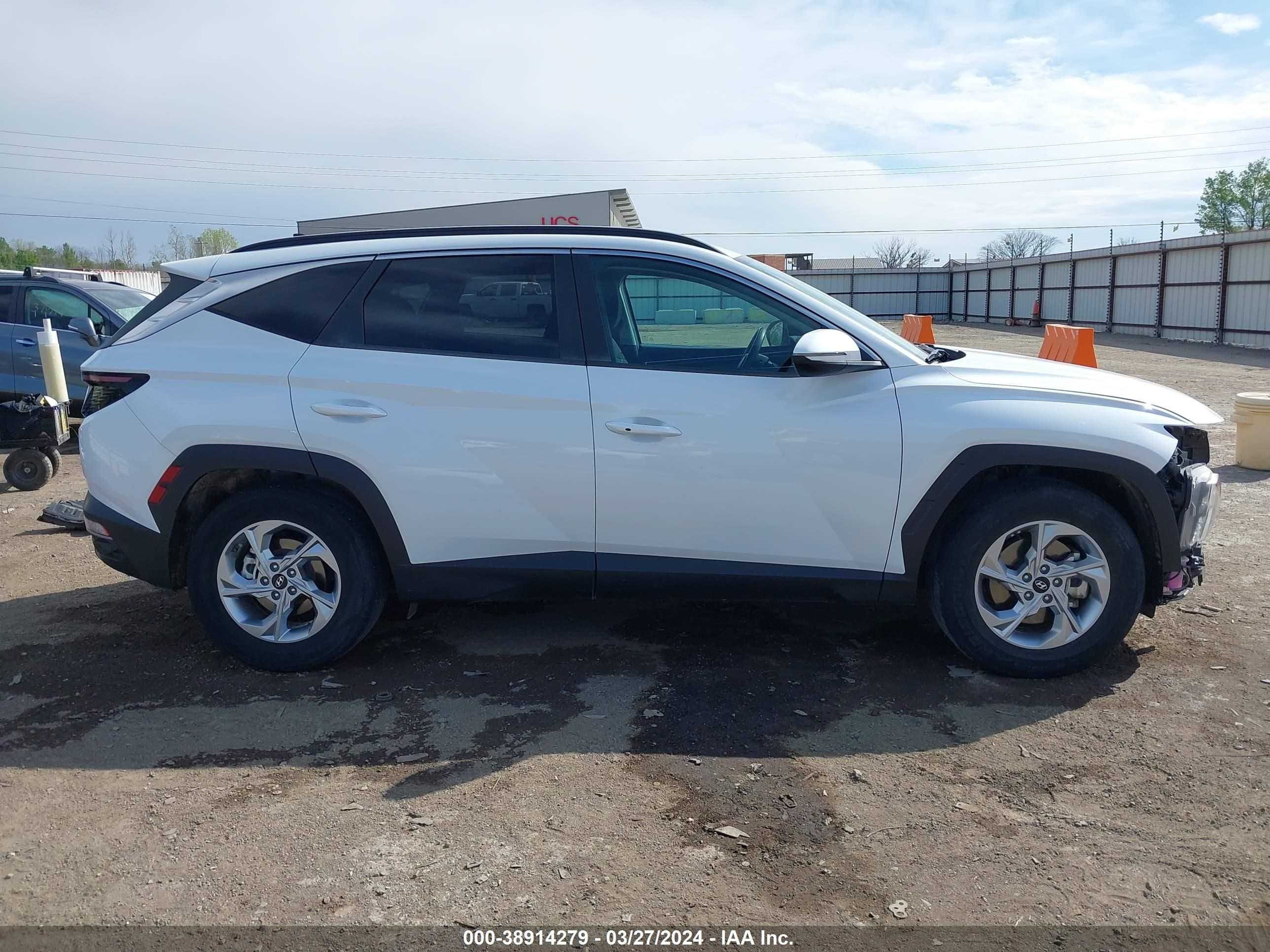 Photo 13 VIN: 5NMJB3AEXNH022847 - HYUNDAI TUCSON 