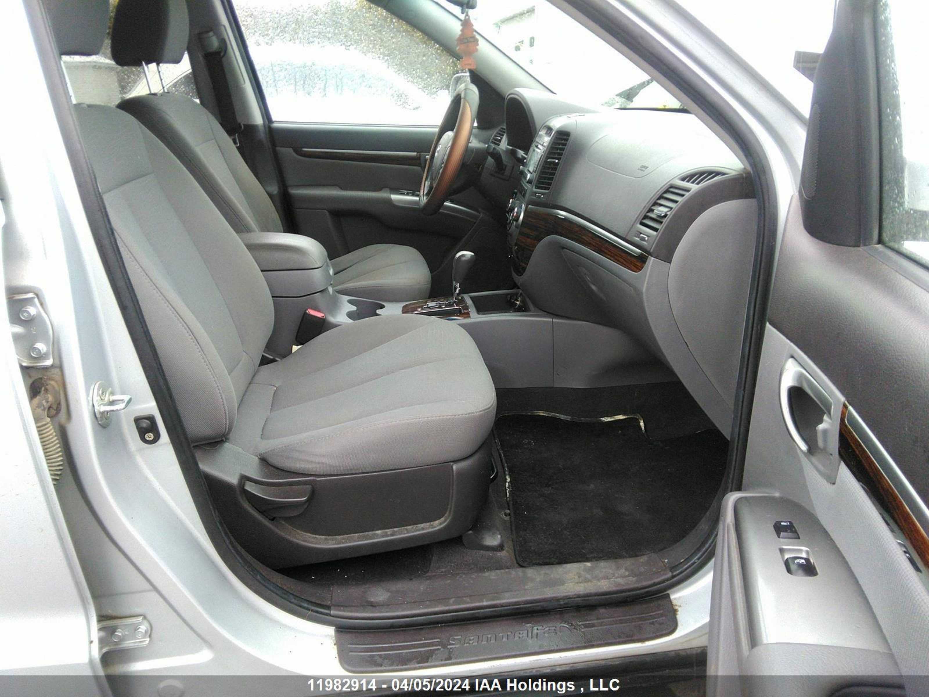 Photo 4 VIN: 5NMSGDAG9AH377919 - HYUNDAI SANTA FE 