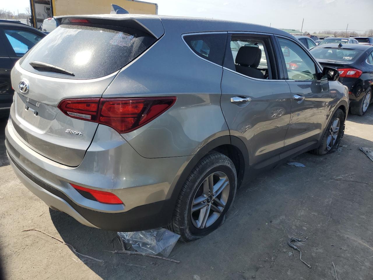 Photo 2 VIN: 5NMZT3LB7HH004698 - HYUNDAI SANTA FE 