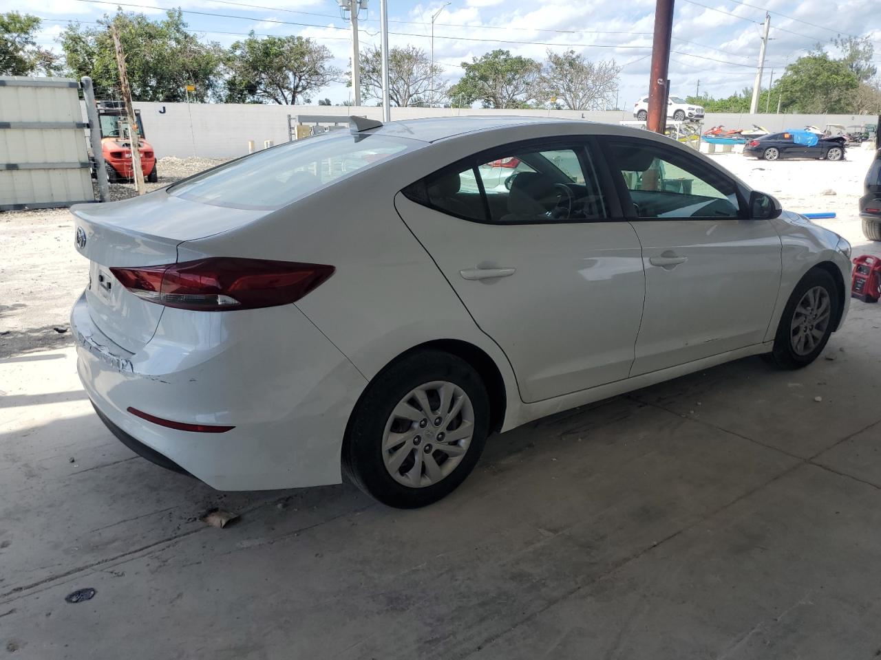 Photo 2 VIN: 5NPD74LF1HH139184 - HYUNDAI ELANTRA 