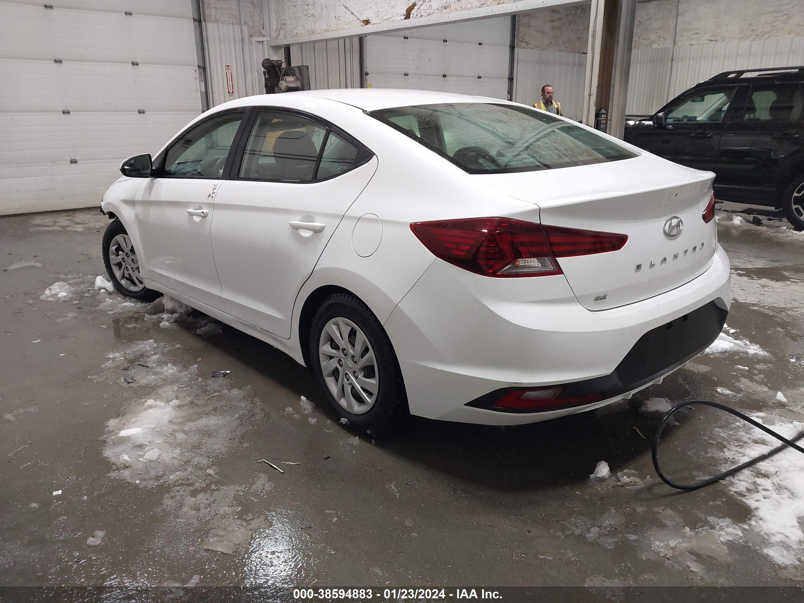 Photo 2 VIN: 5NPD74LF1KH471228 - HYUNDAI ELANTRA 