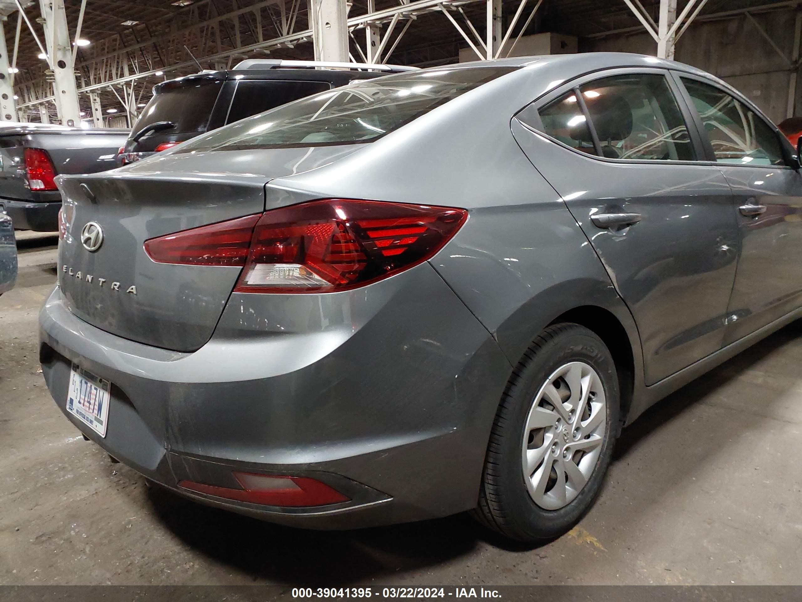 Photo 3 VIN: 5NPD74LF1KH497067 - HYUNDAI ELANTRA 