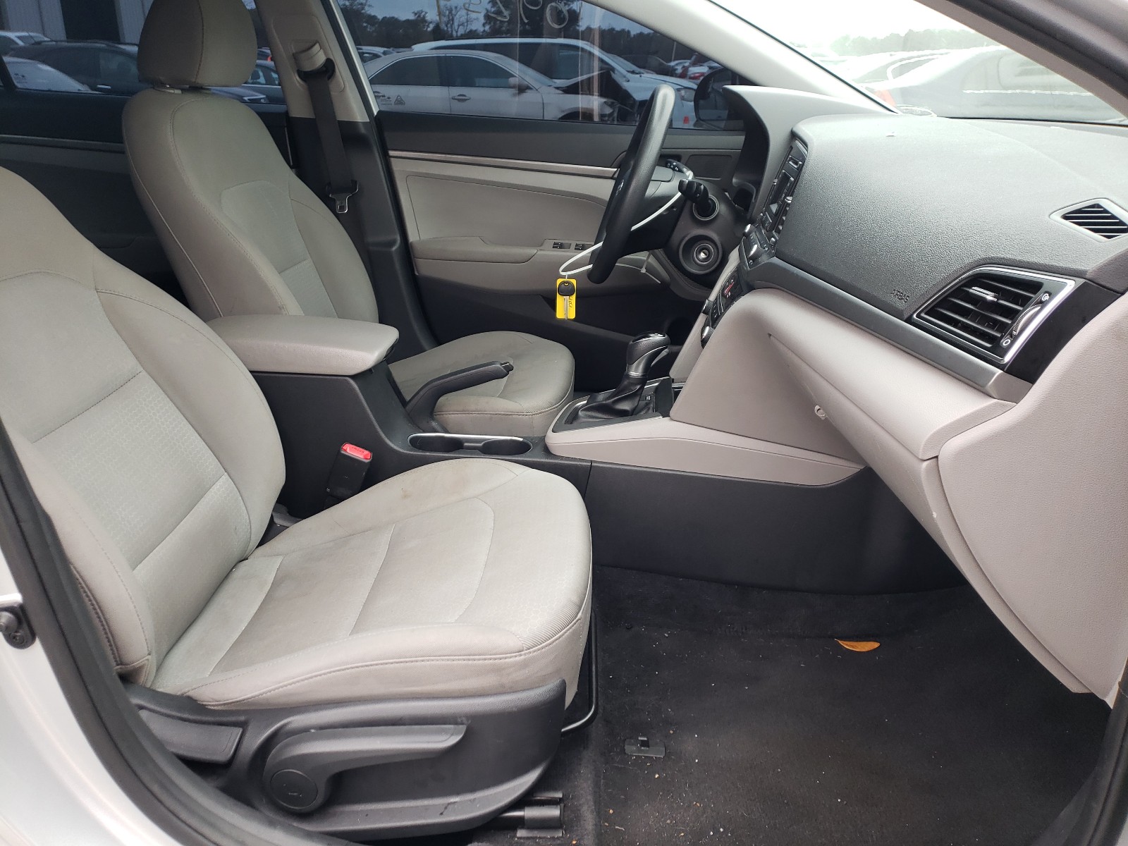 Photo 4 VIN: 5NPD74LF2HH204415 - HYUNDAI ELANTRA SE 