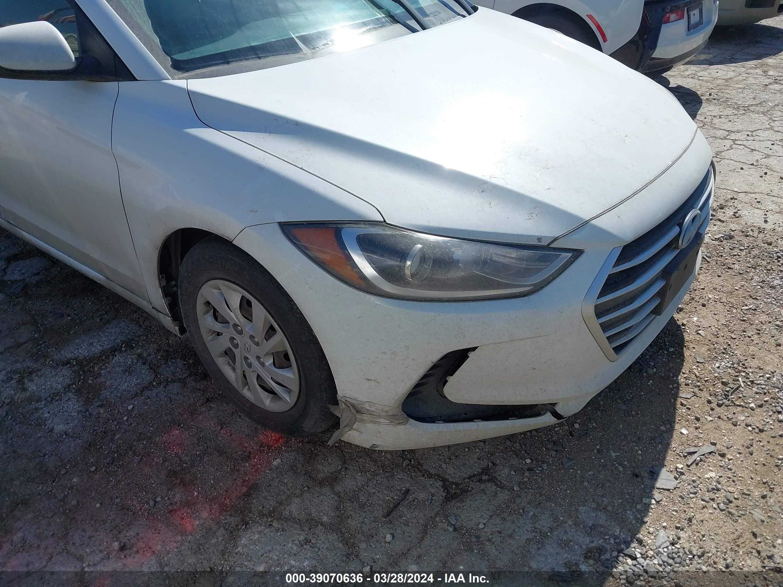 Photo 12 VIN: 5NPD74LF2JH371752 - HYUNDAI ELANTRA 