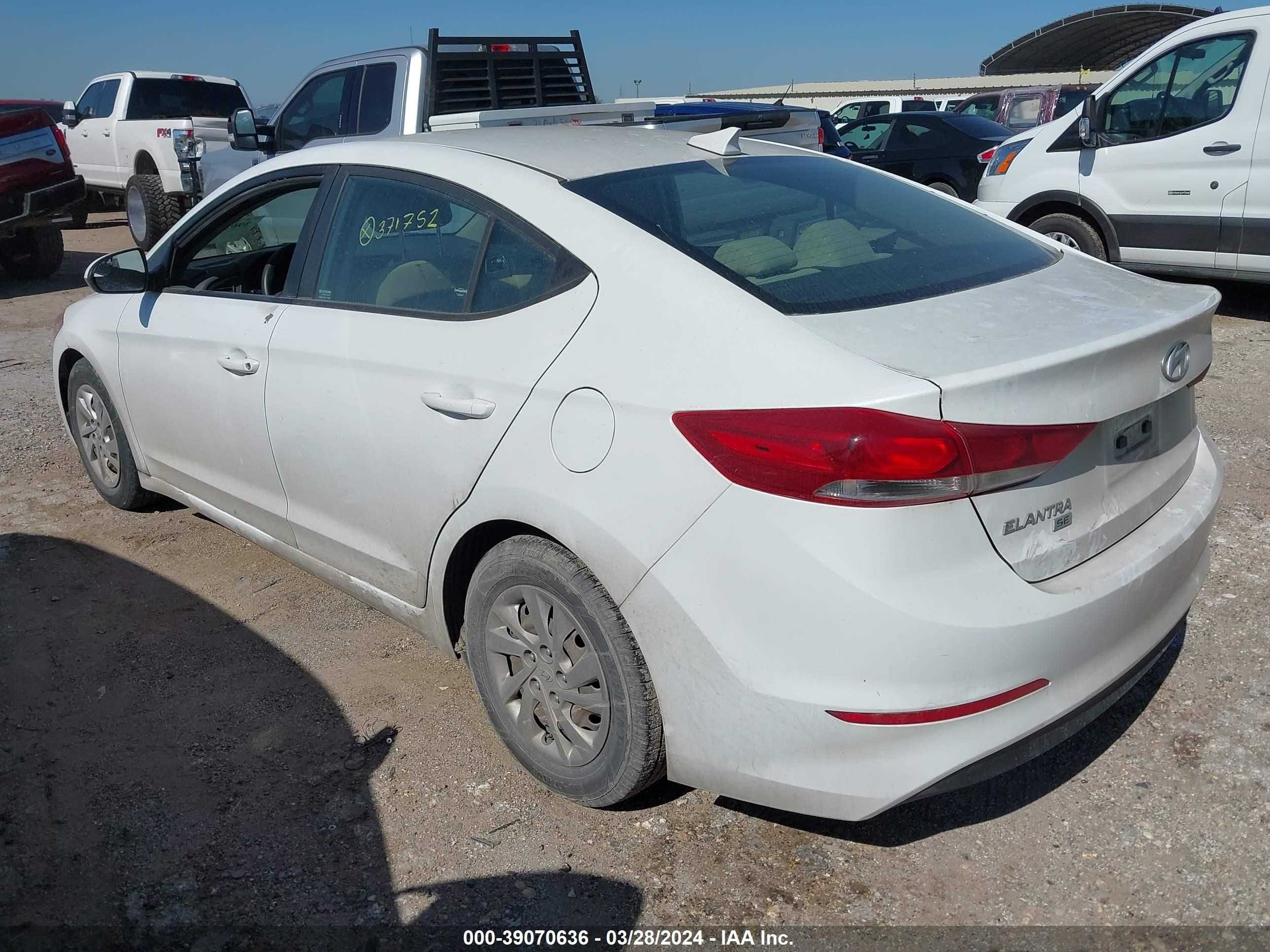 Photo 2 VIN: 5NPD74LF2JH371752 - HYUNDAI ELANTRA 