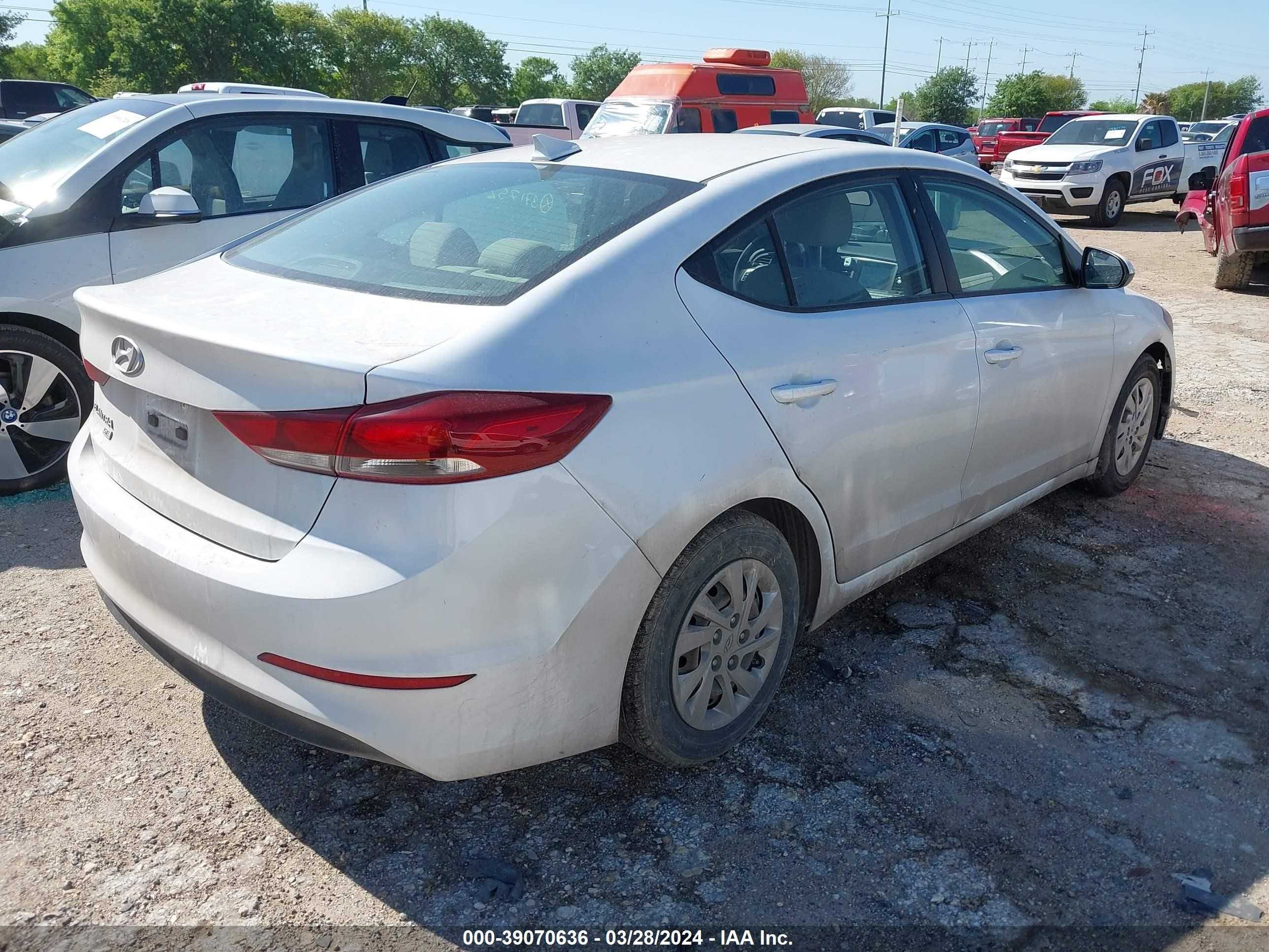 Photo 3 VIN: 5NPD74LF2JH371752 - HYUNDAI ELANTRA 