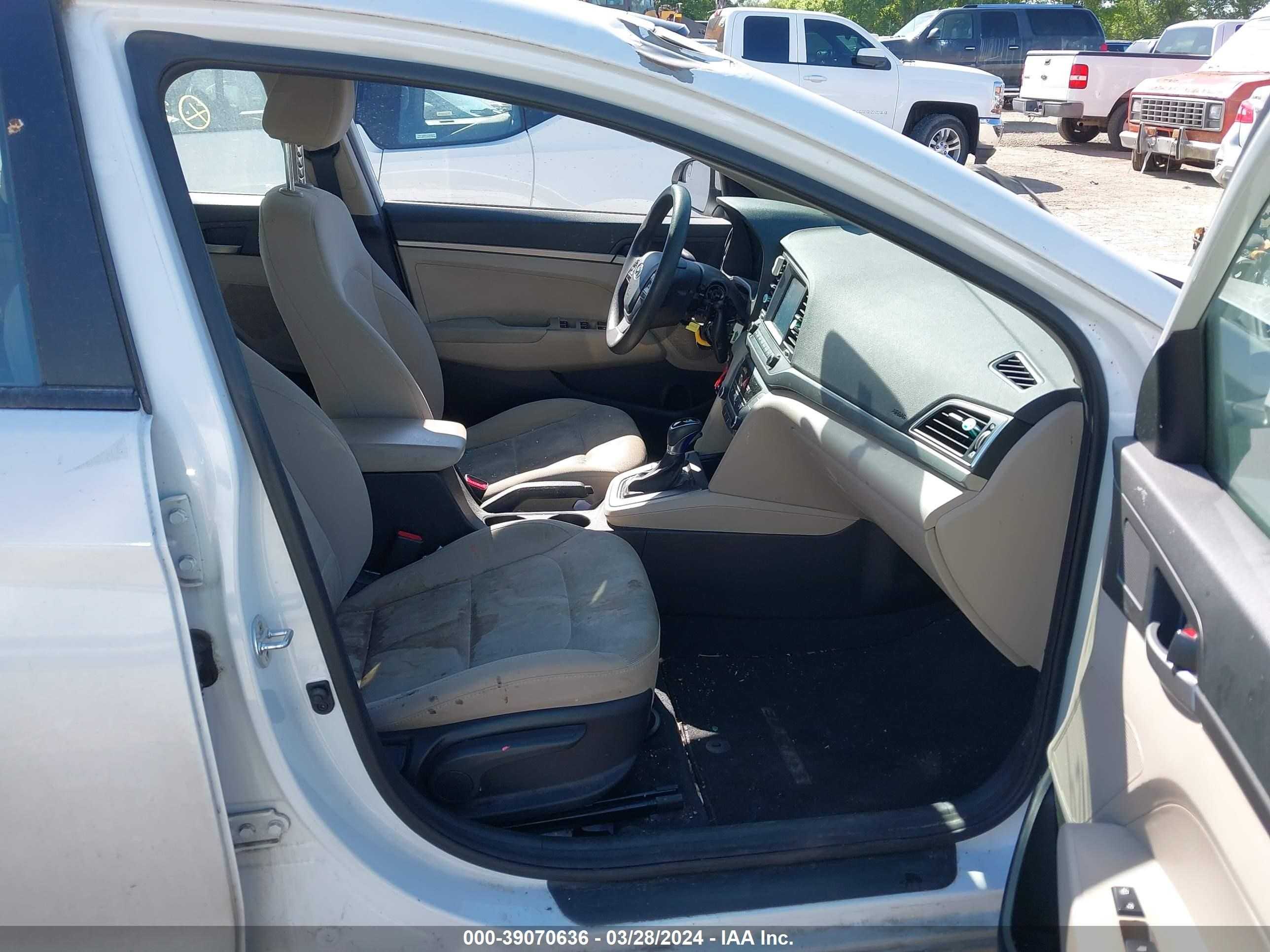 Photo 4 VIN: 5NPD74LF2JH371752 - HYUNDAI ELANTRA 