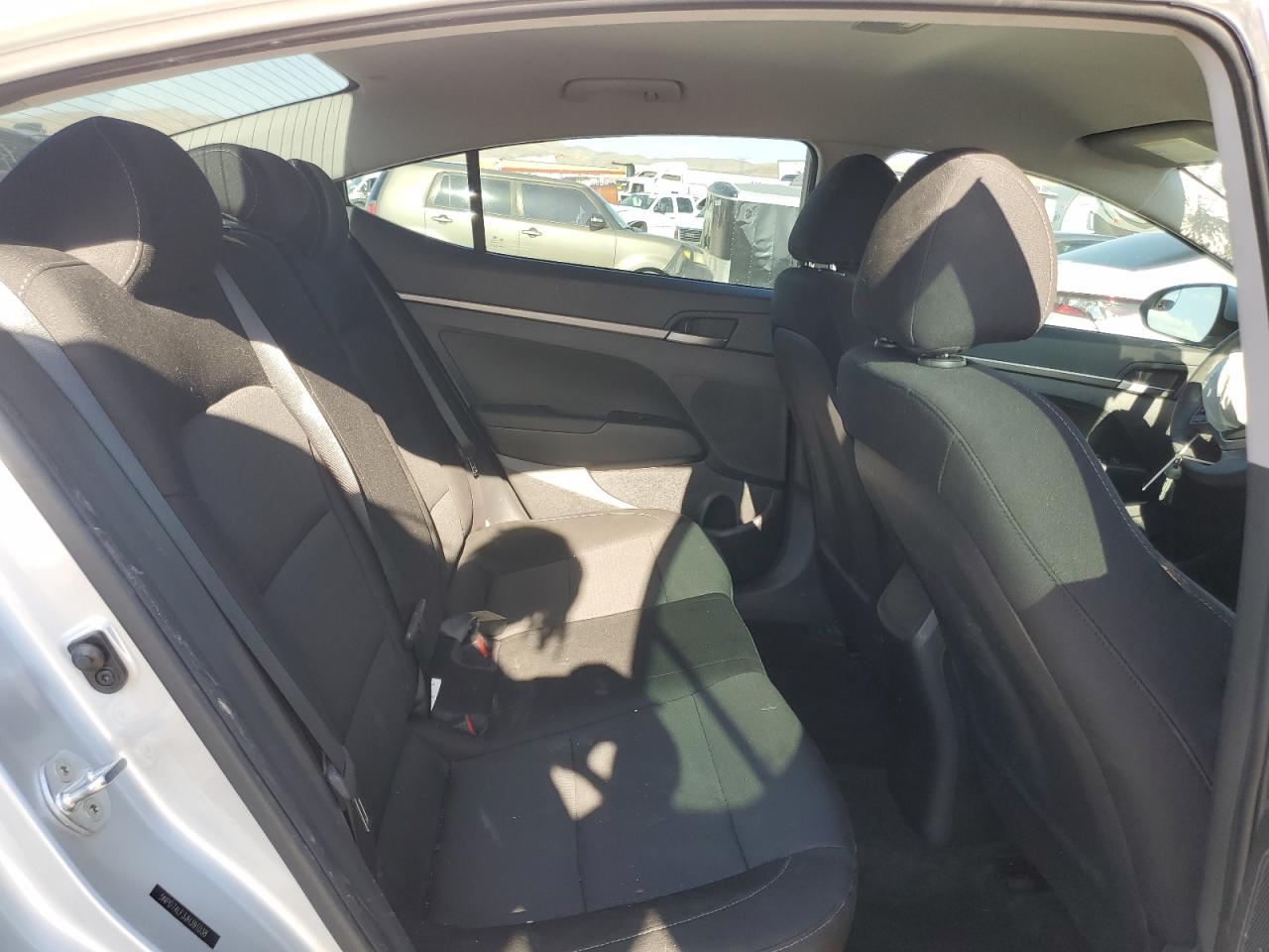 Photo 9 VIN: 5NPD74LF3JH391038 - HYUNDAI ELANTRA 