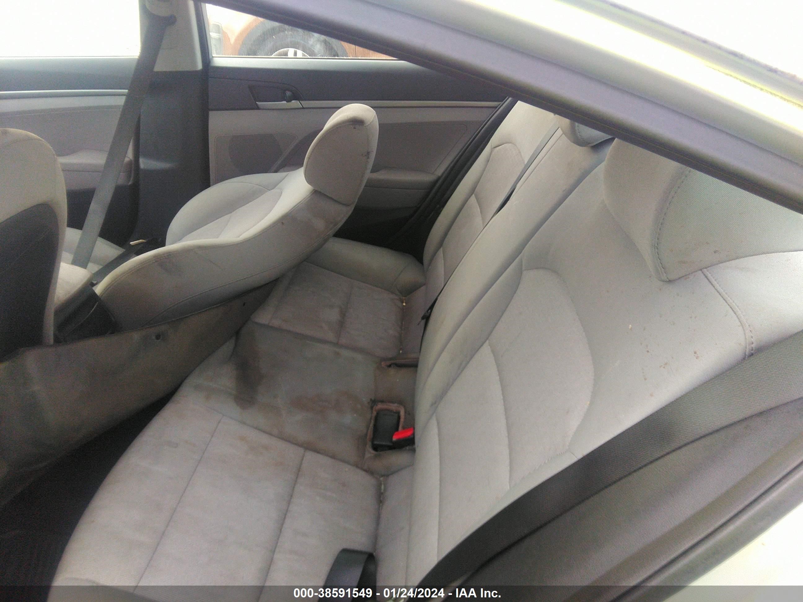 Photo 7 VIN: 5NPD74LF4HH077182 - HYUNDAI ELANTRA 