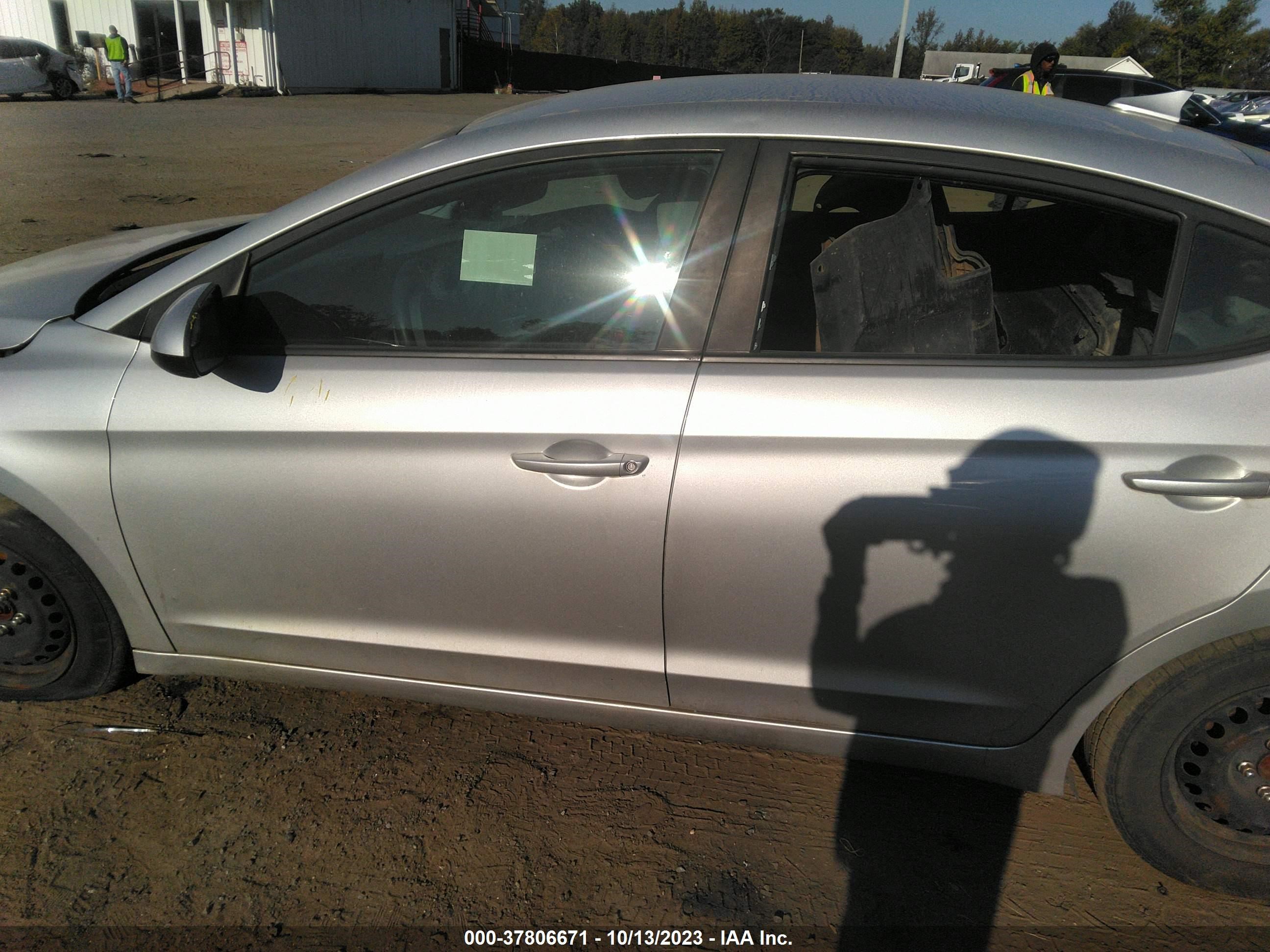 Photo 12 VIN: 5NPD74LF4HH078090 - HYUNDAI ELANTRA 