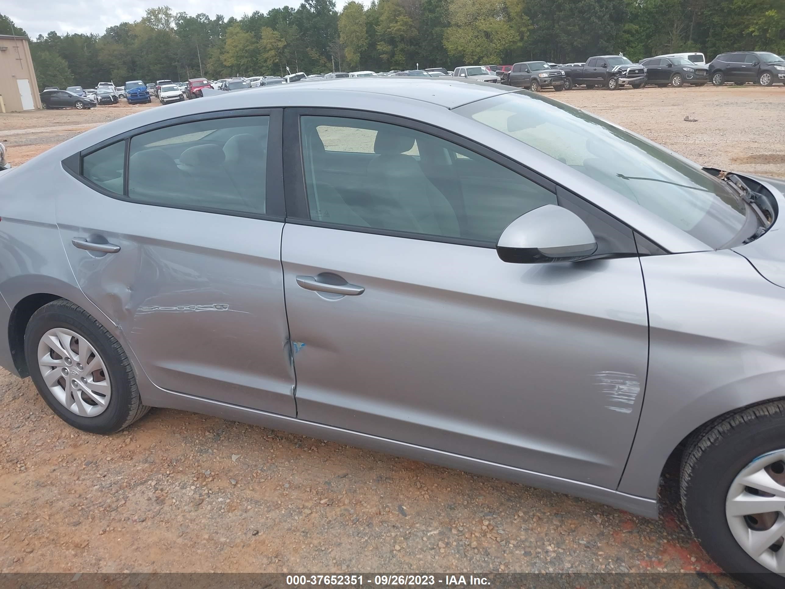 Photo 12 VIN: 5NPD74LF5HH160782 - HYUNDAI ELANTRA 