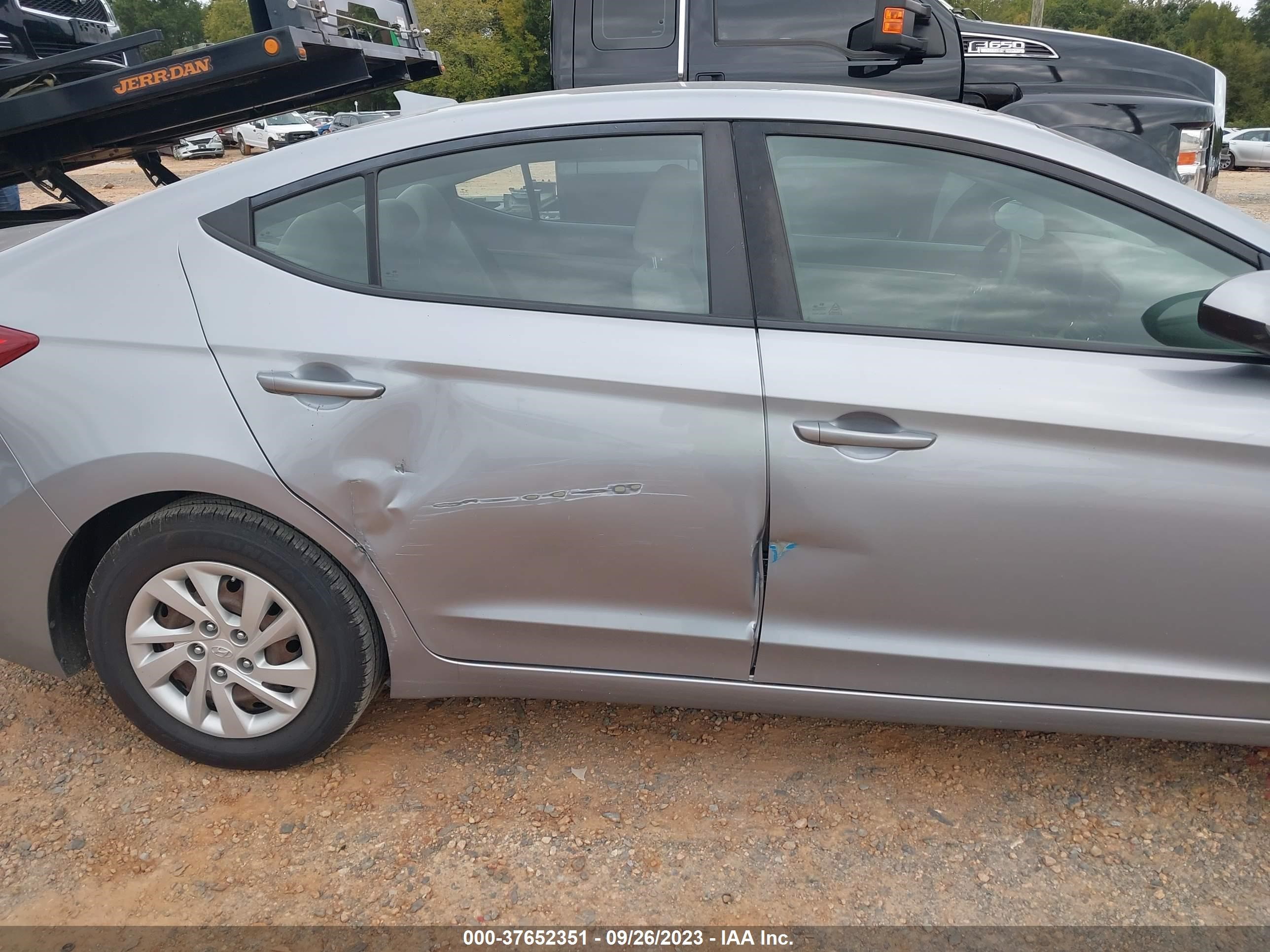 Photo 5 VIN: 5NPD74LF5HH160782 - HYUNDAI ELANTRA 