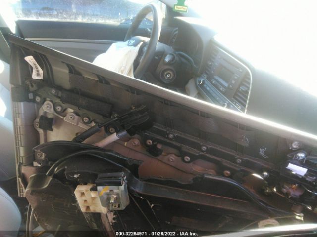 Photo 4 VIN: 5NPD74LF7HH102415 - HYUNDAI ELANTRA 