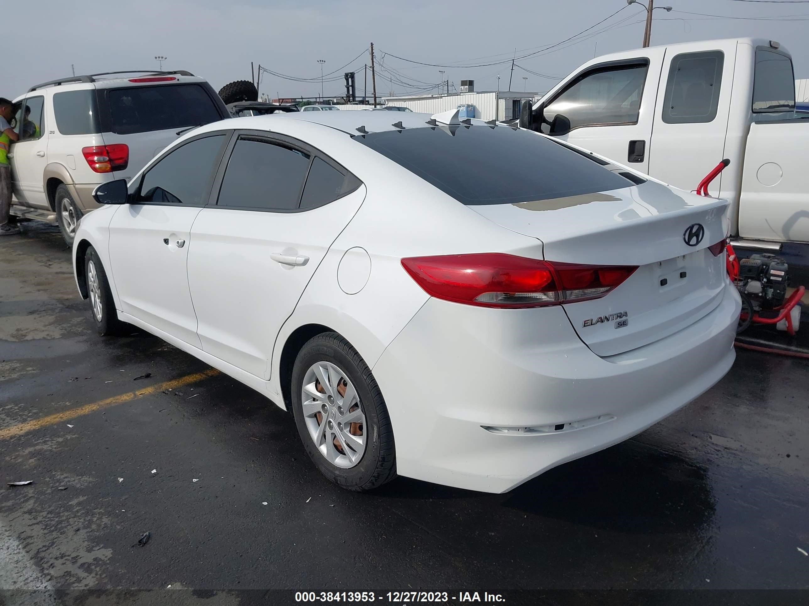 Photo 2 VIN: 5NPD74LF7HH153591 - HYUNDAI ELANTRA 