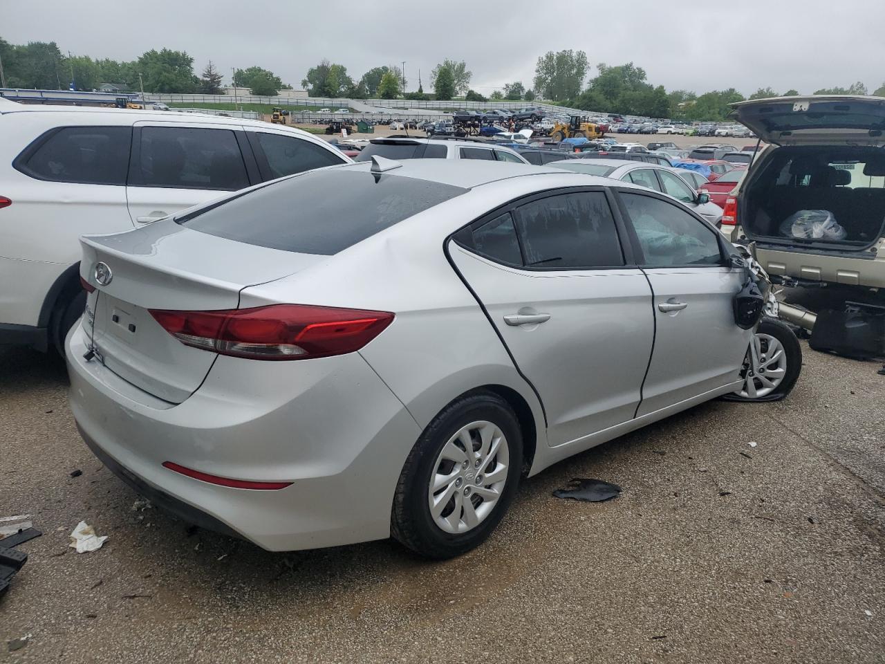 Photo 2 VIN: 5NPD74LF7HH155468 - HYUNDAI ELANTRA 